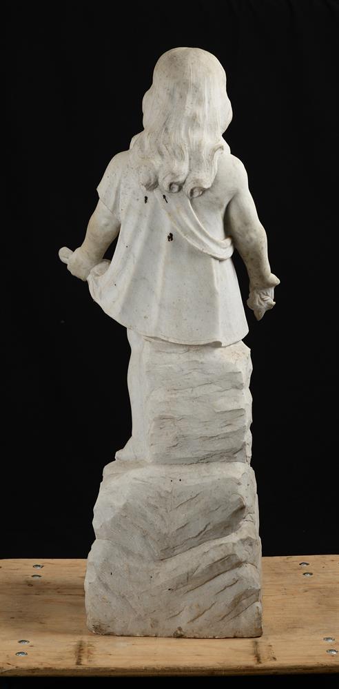 A CARVED WHITE MARBLE FIGURE OF A YOUNG GIRL GATHERING FLOWERS, EARLY 20TH CENTURY - Image 4 of 4