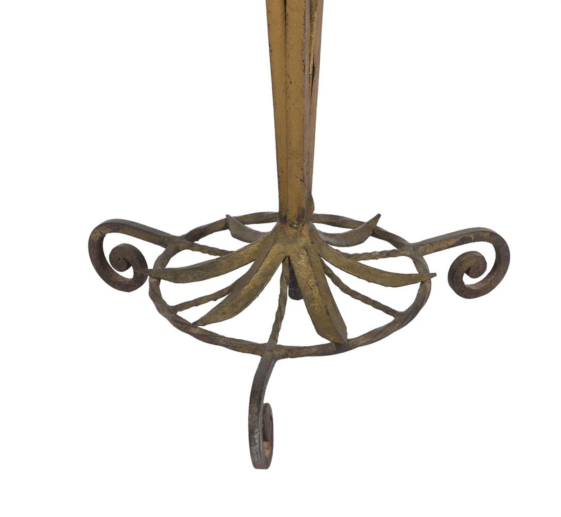A FRENCH WROUGHT IRON AND GILT METAL FLOOR LAMP, IN THE MANNER OF MAISON BAGUES OR MAISON JANSEN - Image 3 of 3