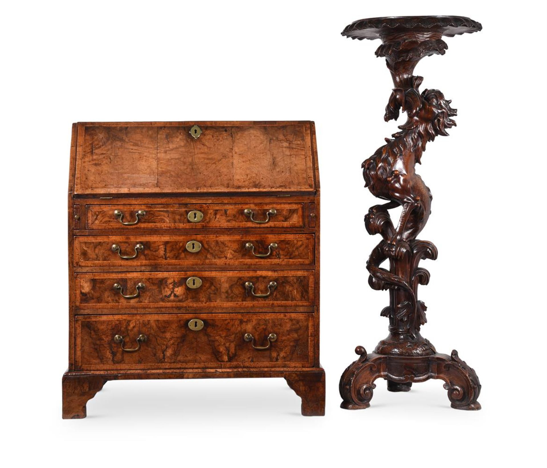 A GEORGE II WALNUT, FEATHER BANDED AND CROSS BANDED BUREAU, CIRCA 1730 - Bild 2 aus 4