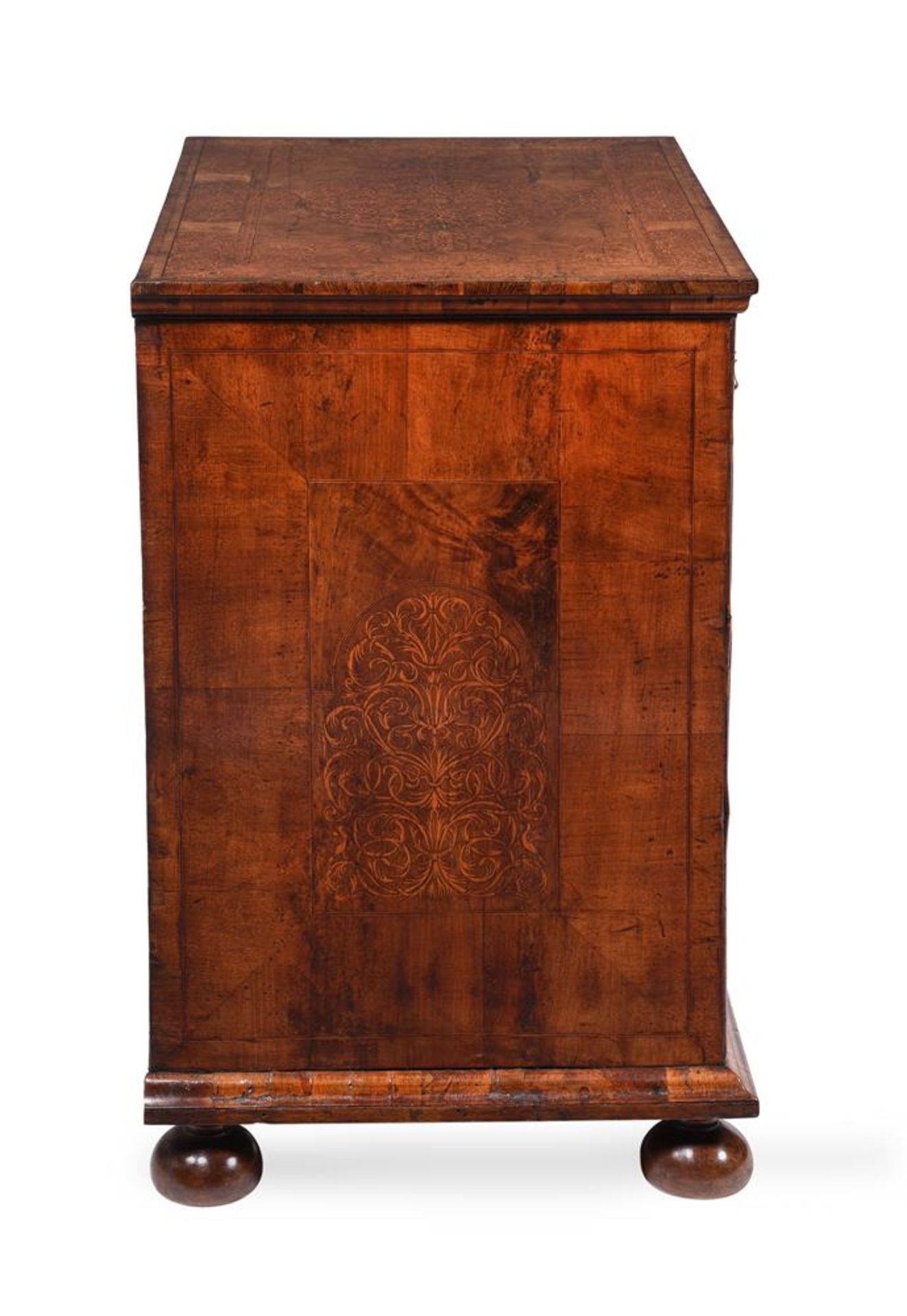 A WILLIAM & MARY WALNUT AND SEAWEED MARQUETRY CHEST OF DRAWERSIN THE MANNER OF GERRIT JENSEN - Bild 6 aus 6