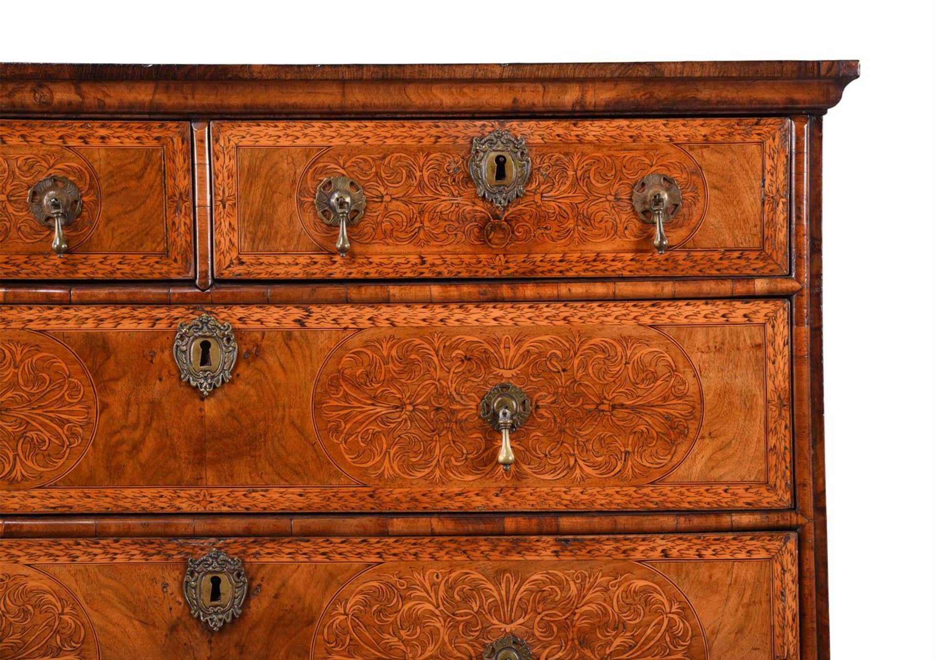 A WILLIAM & MARY WALNUT AND SEAWEED MARQUETRY CHEST OF DRAWERSIN THE MANNER OF GERRIT JENSEN - Bild 4 aus 6