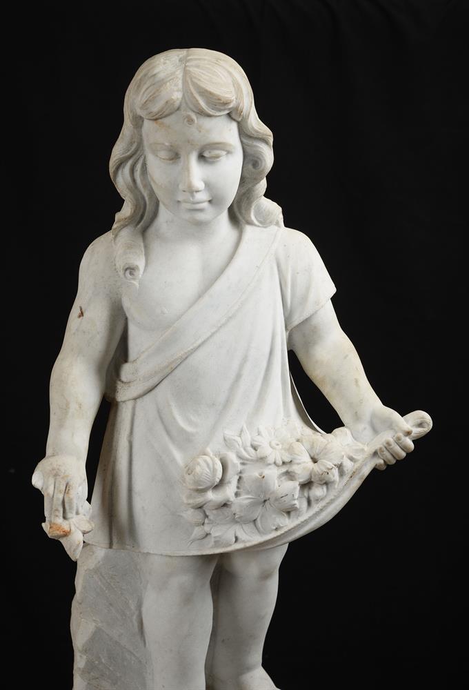 A CARVED WHITE MARBLE FIGURE OF A YOUNG GIRL GATHERING FLOWERS, EARLY 20TH CENTURY - Image 2 of 4