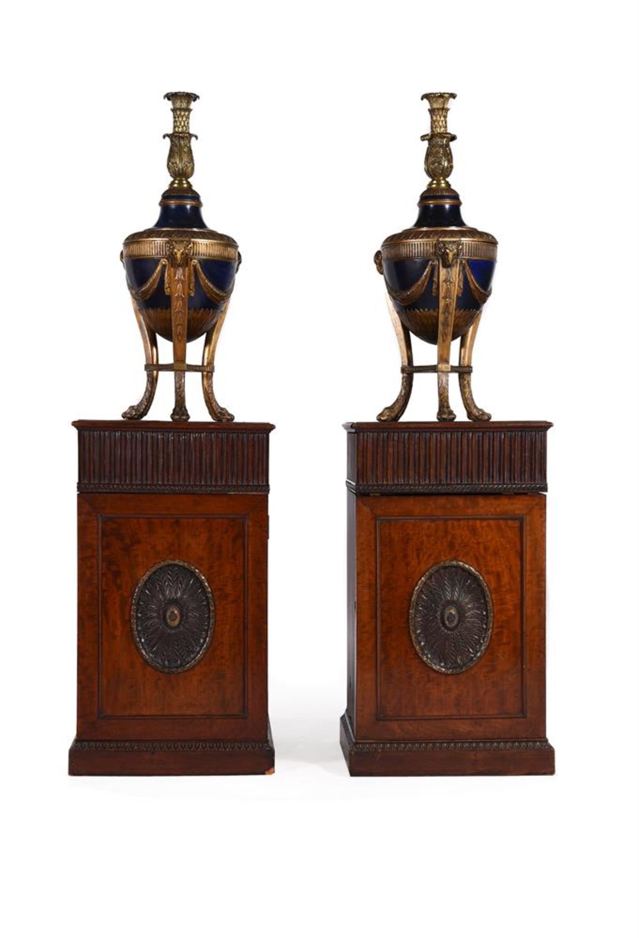 A PAIR OF GEORGE III MAHOGANY AND PARCEL GILT PEDESTAL CUPBOARDS, LATE 18TH CENTURY - Bild 3 aus 7