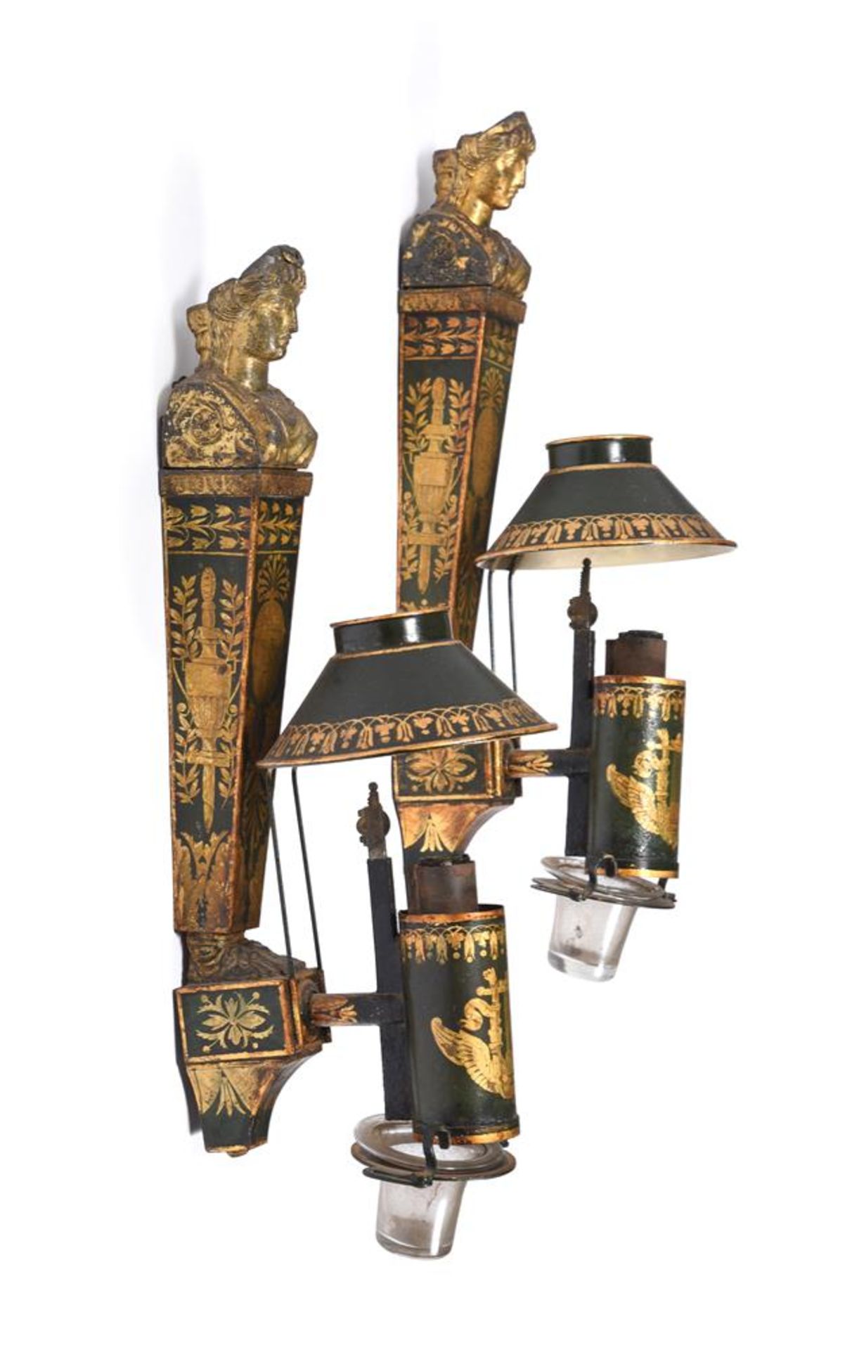 A RARE PAIR OF FRENCH TOLE PEINTE WALL LIGHTS A QUINQUET, ATTRIBUTED TO DEHARME, EARLY 19TH CENTURY - Bild 2 aus 5