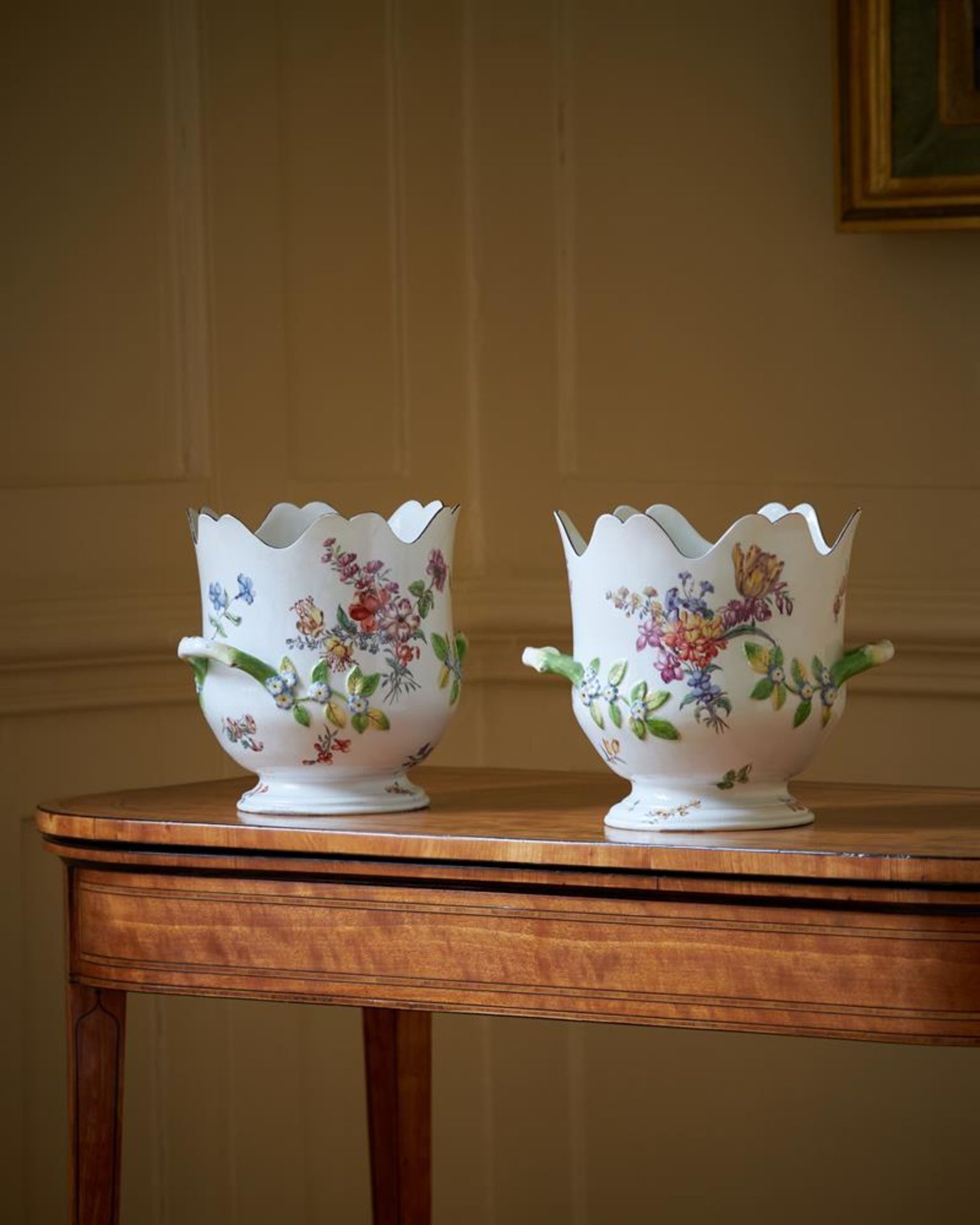 A PAIR OF CHELSEA POLYCHROME PORCELAIN TWO-HANDLED BOTTLE COOLERS, CIRCA 1756 - Bild 8 aus 8