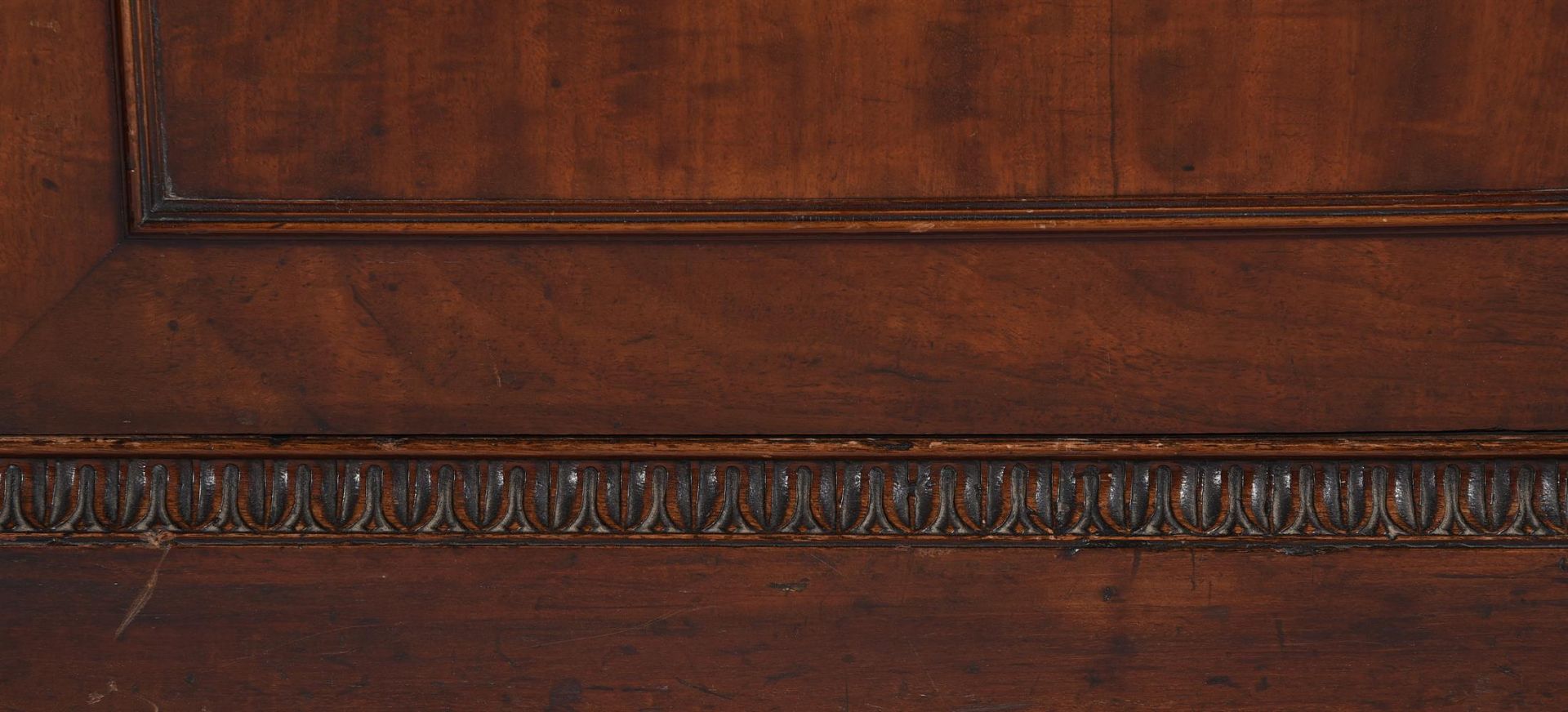 A PAIR OF GEORGE III MAHOGANY AND PARCEL GILT PEDESTAL CUPBOARDS, LATE 18TH CENTURY - Bild 5 aus 7