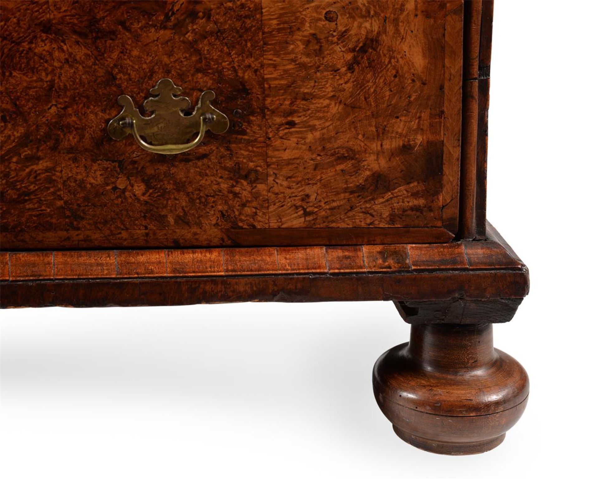 A QUEEN ANNE MULBERRY AND FEATHER BANDED CHEST OF DRAWERS, CIRCA 1710 - Image 3 of 5