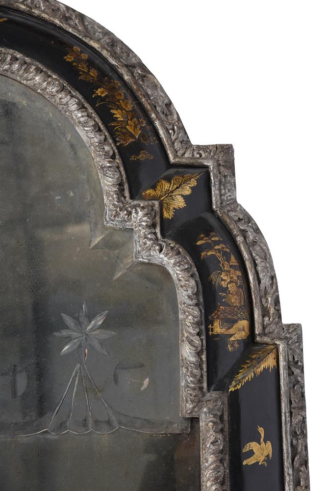 A QUEEN ANNE SCARLET JAPANNED AND GILT DECORATED WALL MIRROR, EARLY 18TH CENTURY - Image 4 of 6