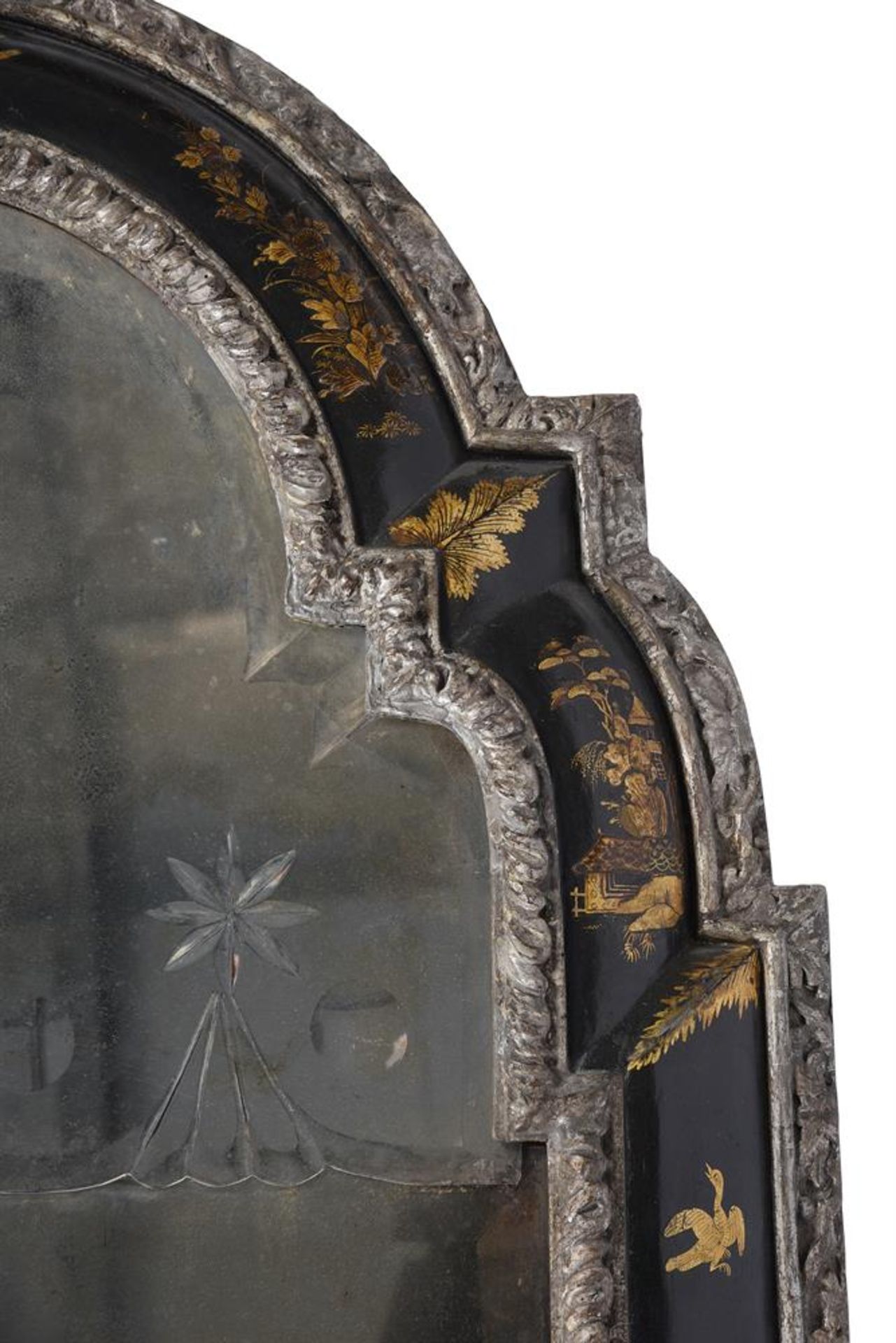 A QUEEN ANNE SCARLET JAPANNED AND GILT DECORATED WALL MIRROR, EARLY 18TH CENTURY - Bild 4 aus 6
