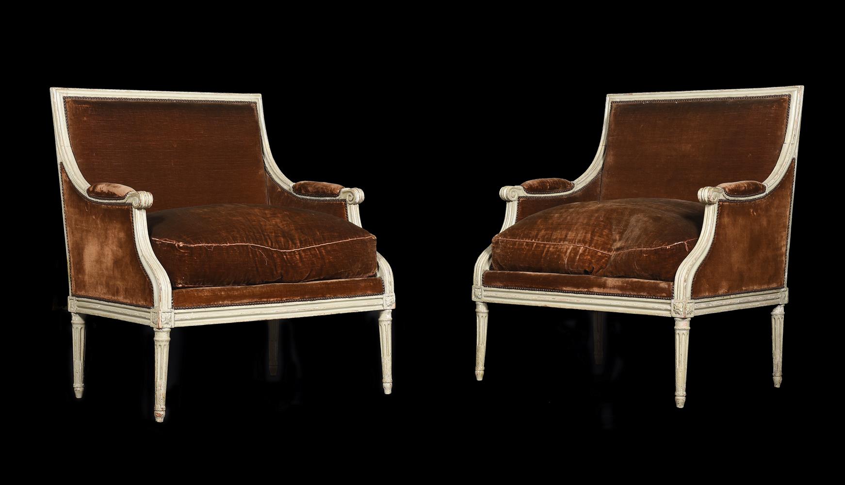 A PAIR OF LOUIS XV/XVI TRANSITIONAL CREAM PAINTED AND UPHOLSTERED BERGERE ARMCHAIRS BY SULPICE BRIZ - Image 2 of 5