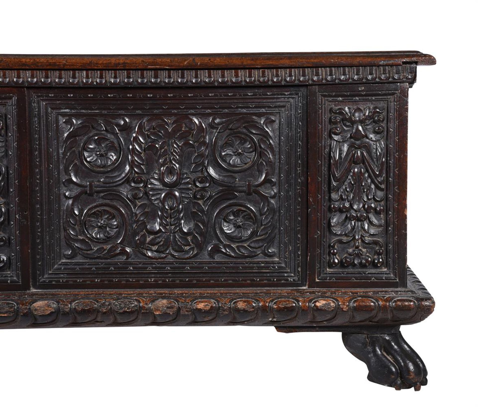 AN ITALIAN CARVED WALNUT CASSONE, CIRCA 1600 - Bild 4 aus 5