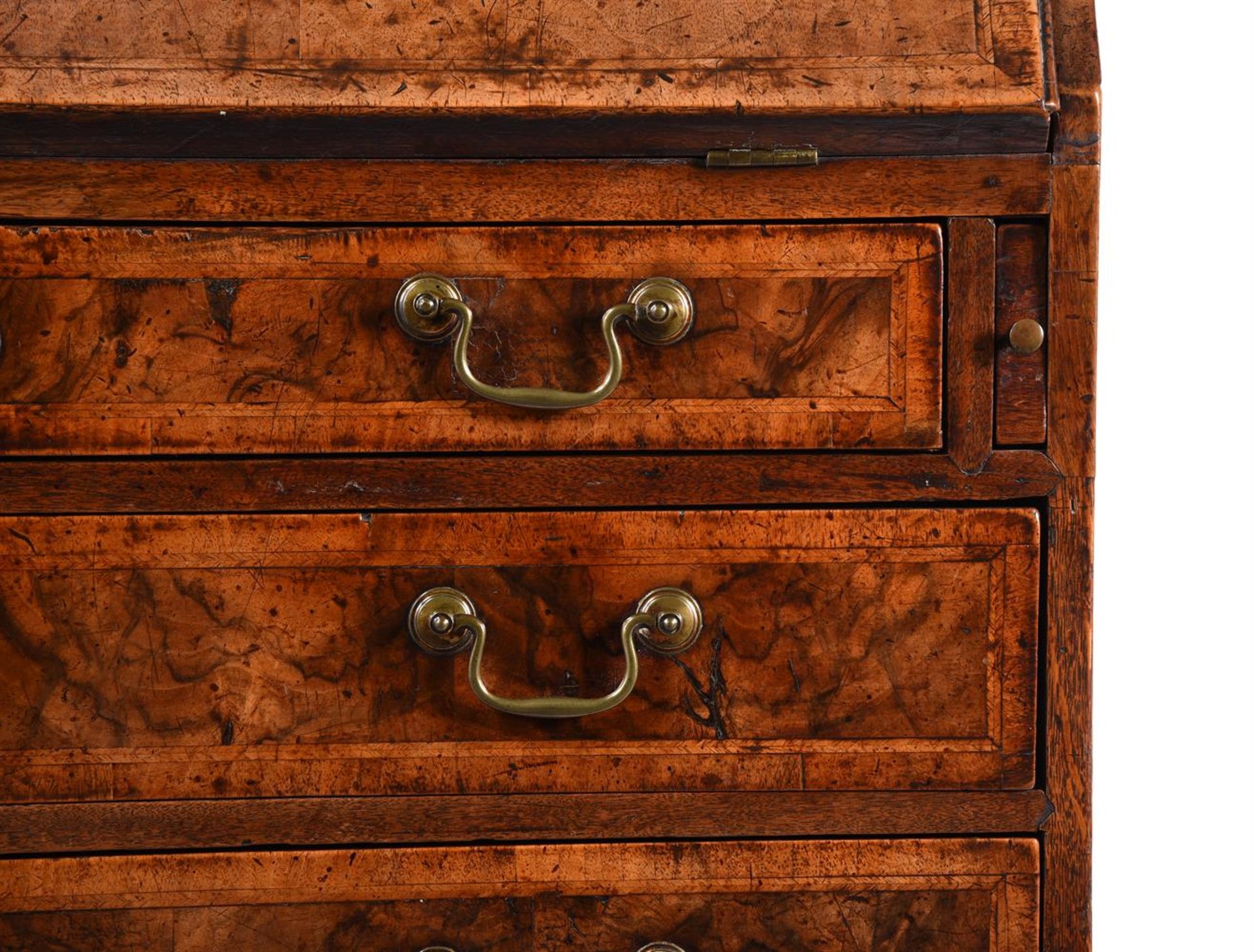 A GEORGE II WALNUT, FEATHER BANDED AND CROSS BANDED BUREAU, CIRCA 1730 - Bild 4 aus 4