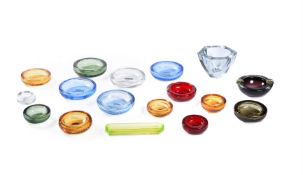 A COLLECTION OF CLEAR AND COLOURED GLASS ASHTRAYS/CENDRIERS