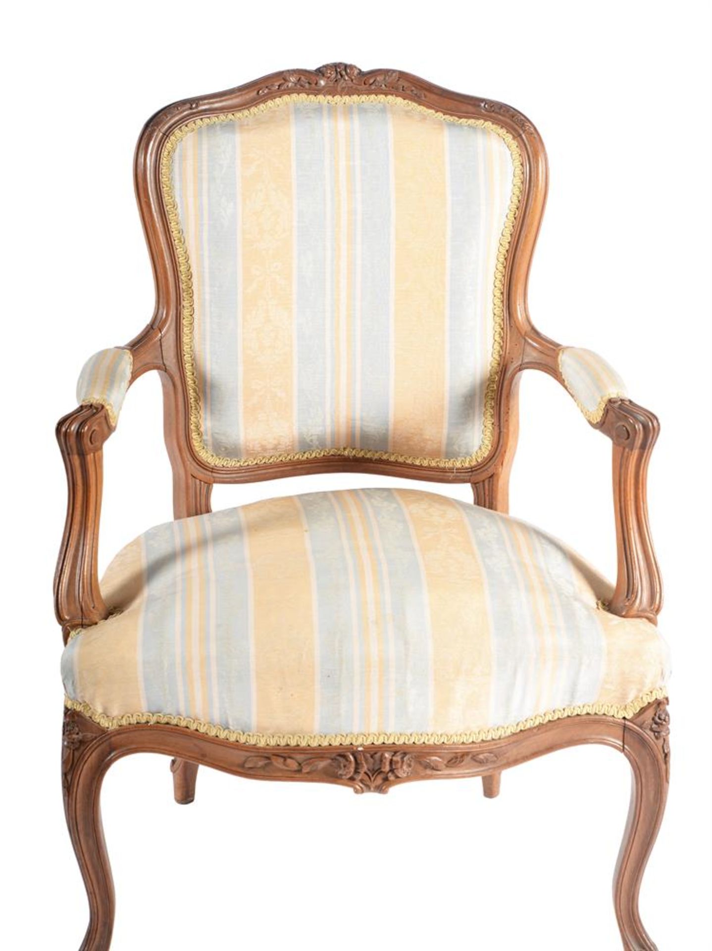 A PAIR OF FRENCH WALNUT AND UPHOLSTERED ARMCHAIRS - Bild 4 aus 4