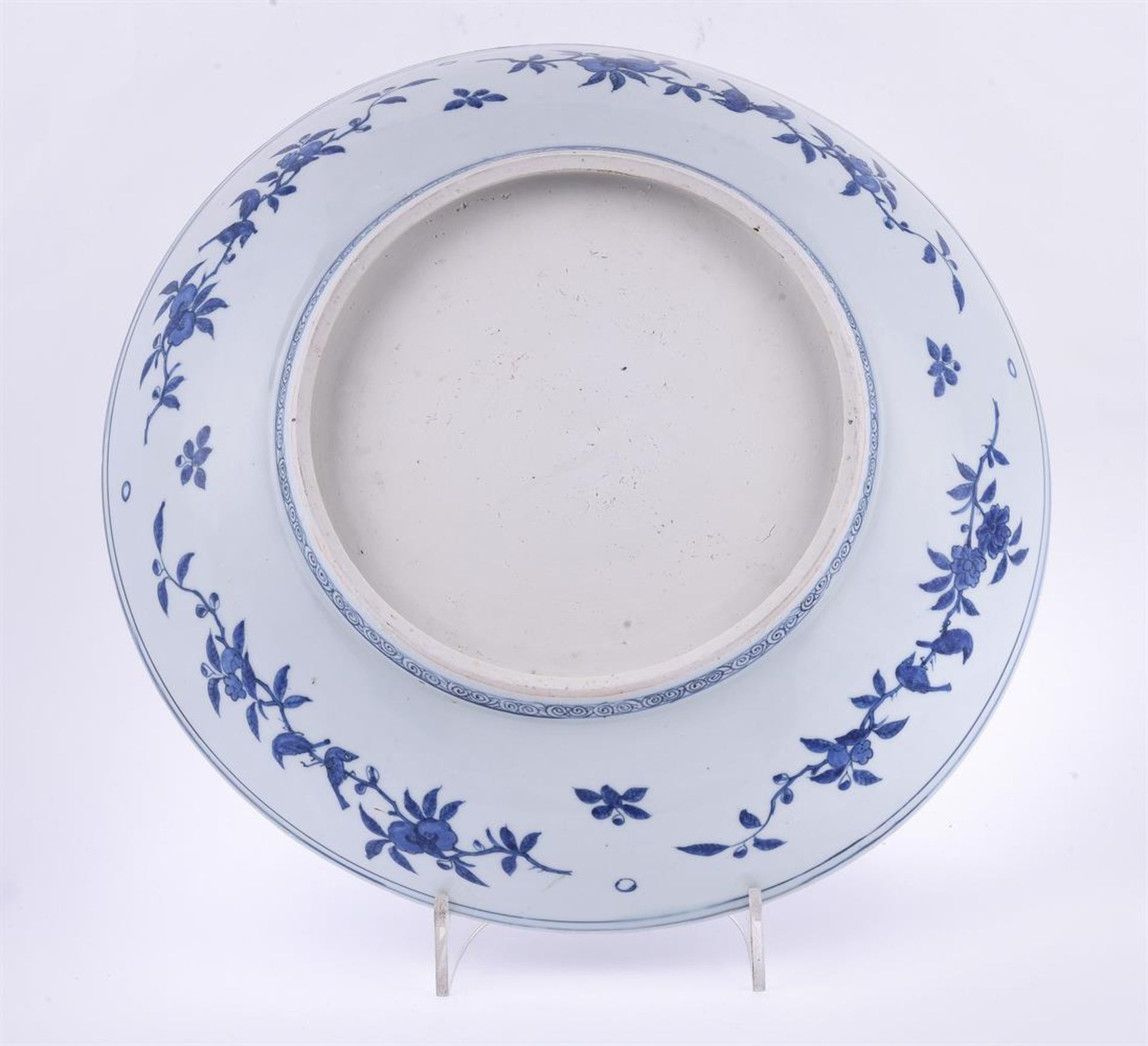 A Chinese large vivid blue and white dish - Image 5 of 5