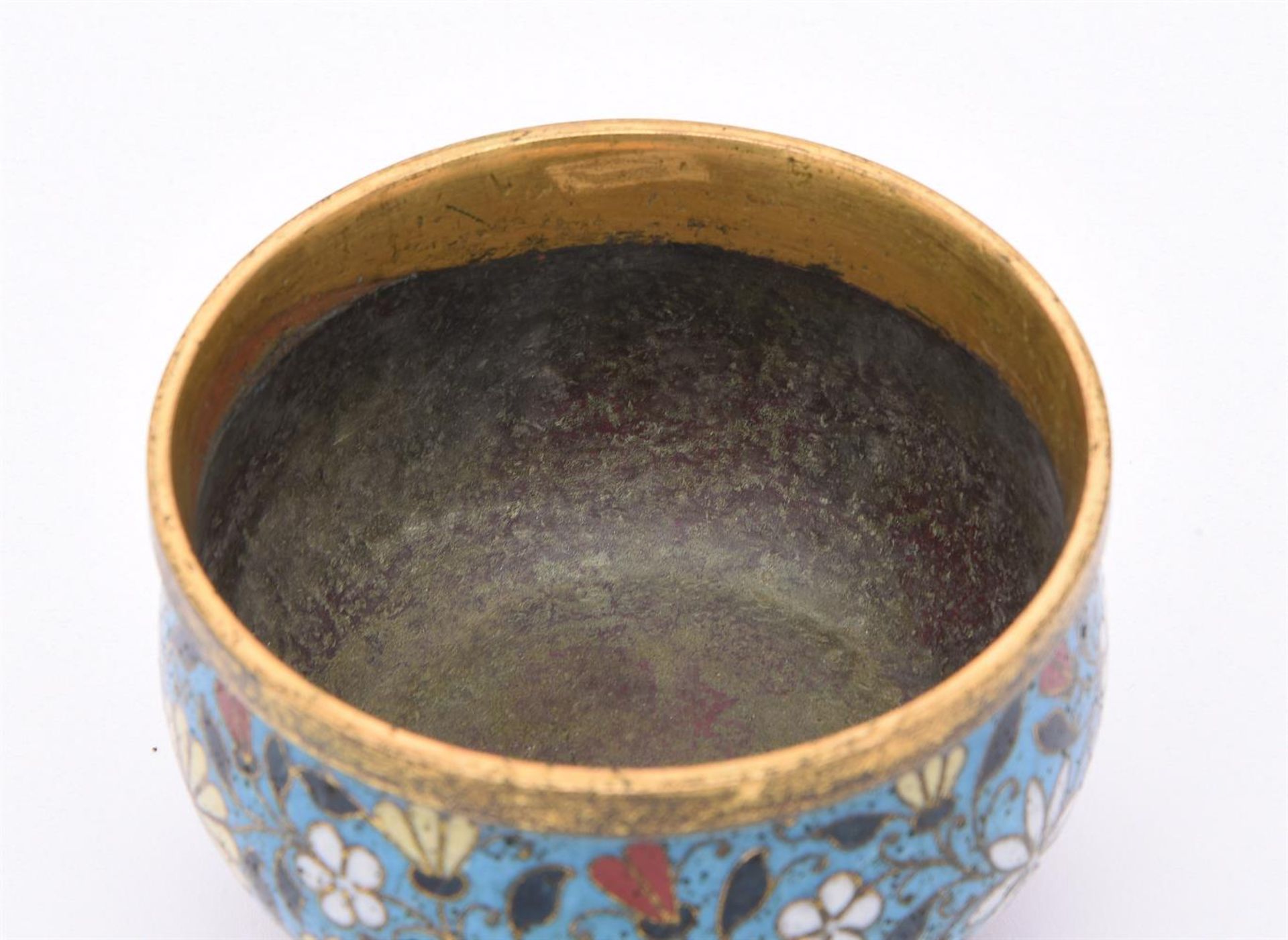 A Chinese cloisonné bowl - Image 4 of 4