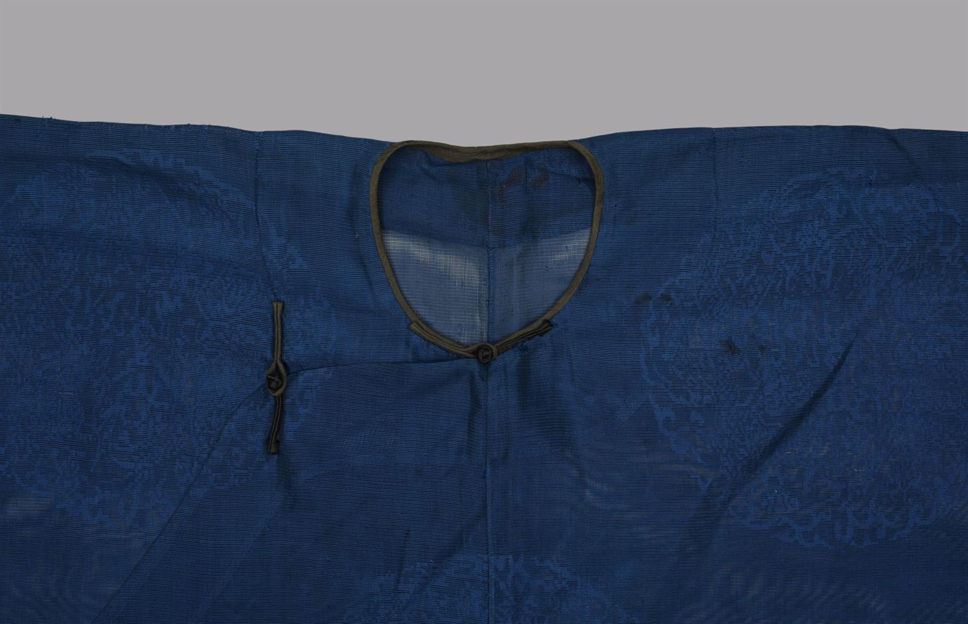 A rare Chinese Manchu blue summer gauze courtier's riding robe - Image 2 of 5