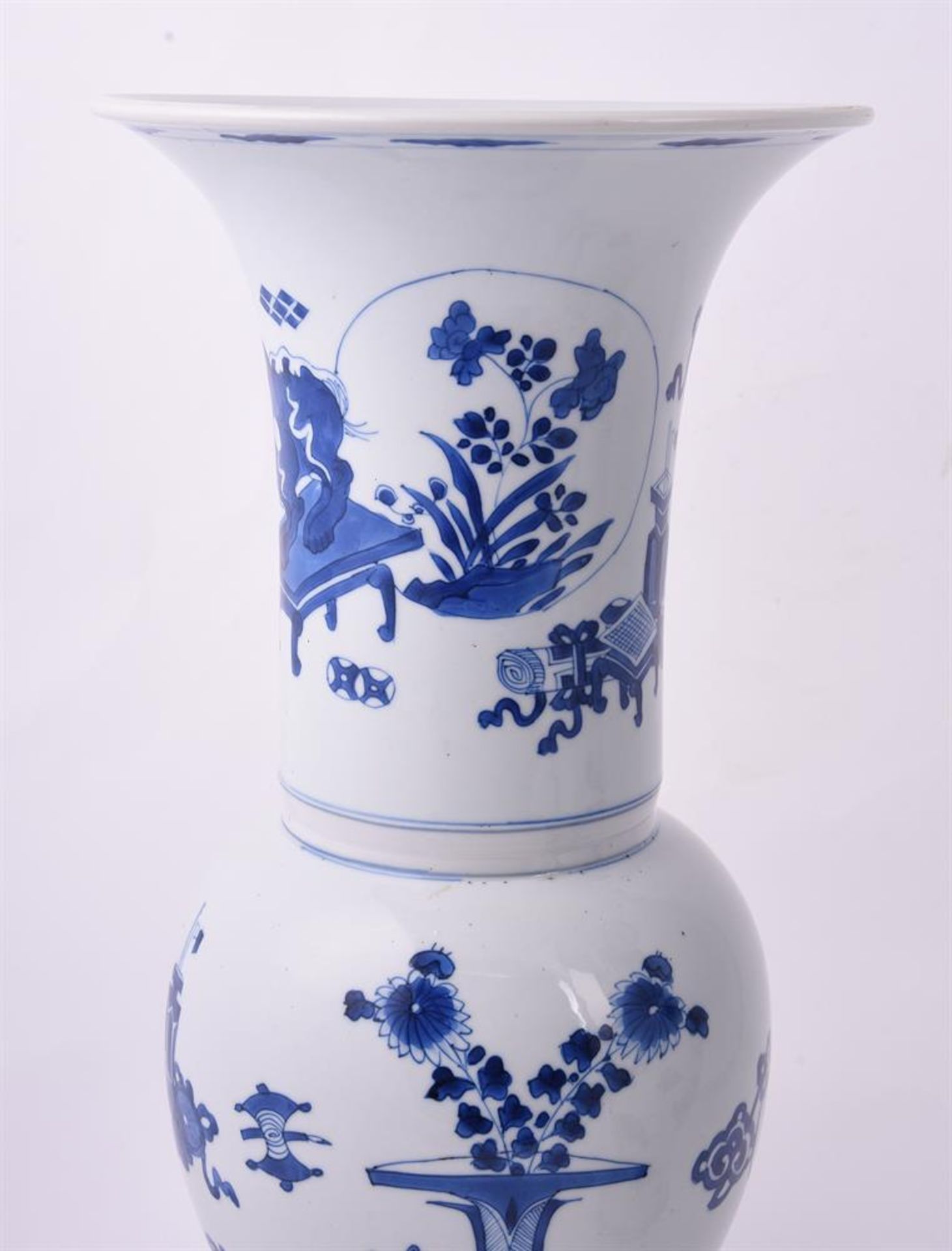A pair of Chinese blue and white 'Phoenix-Tail' vases - Image 3 of 7