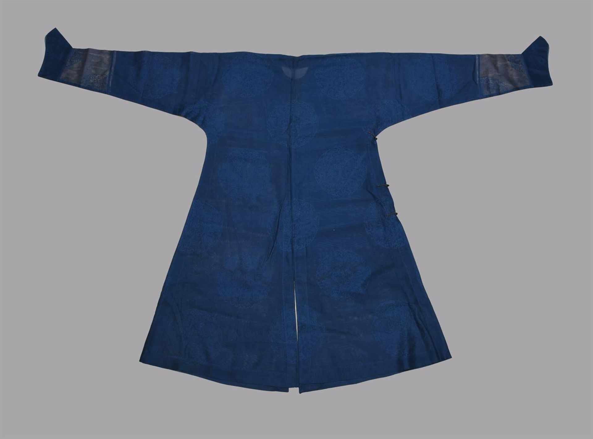 A rare Chinese Manchu blue summer gauze courtier's riding robe - Image 5 of 5