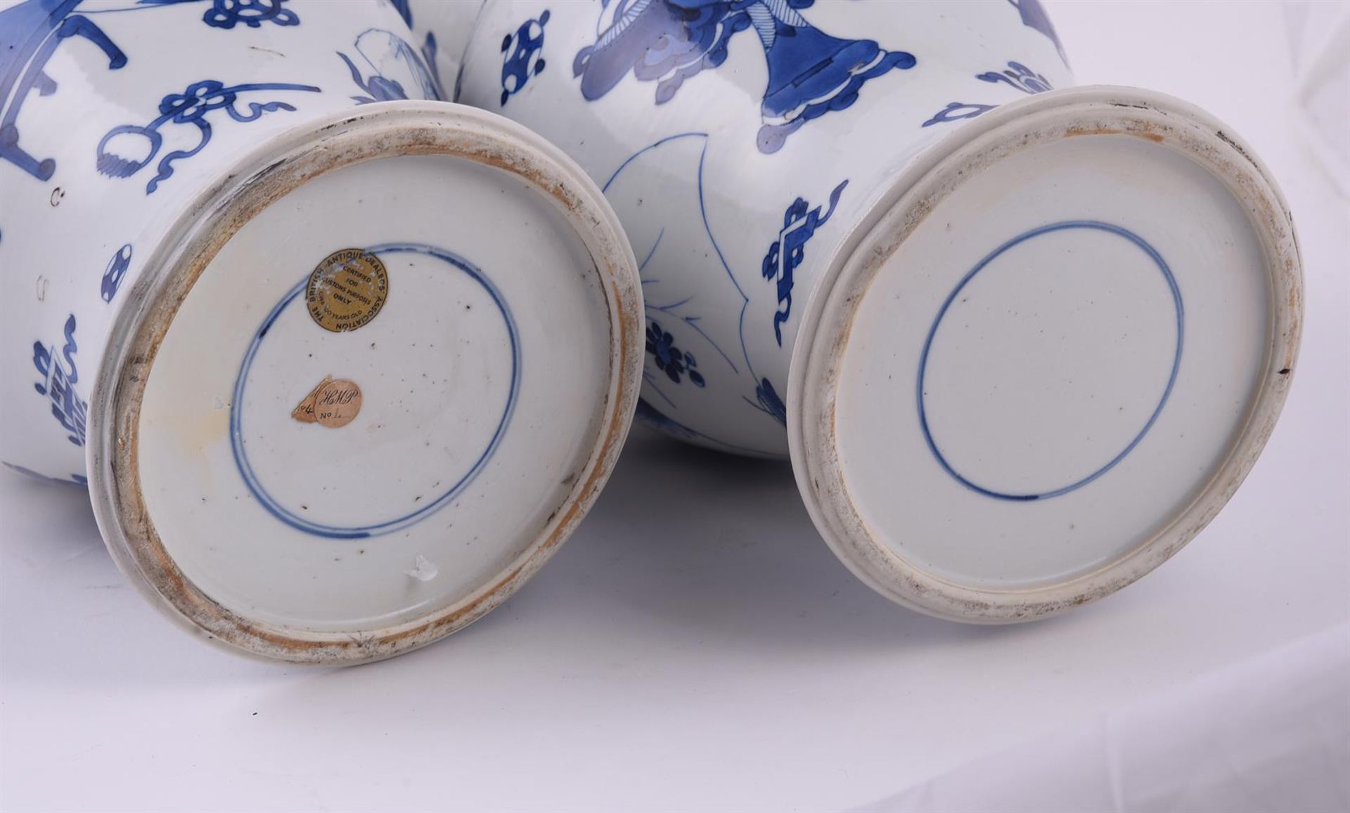 A pair of Chinese blue and white 'Phoenix-Tail' vases - Image 7 of 7