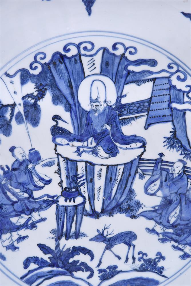 A Chinese large vivid blue and white dish - Image 4 of 5
