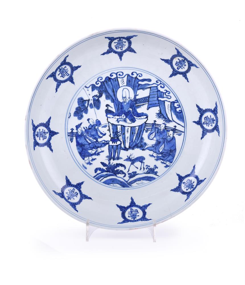 A Chinese large vivid blue and white dish - Image 3 of 5