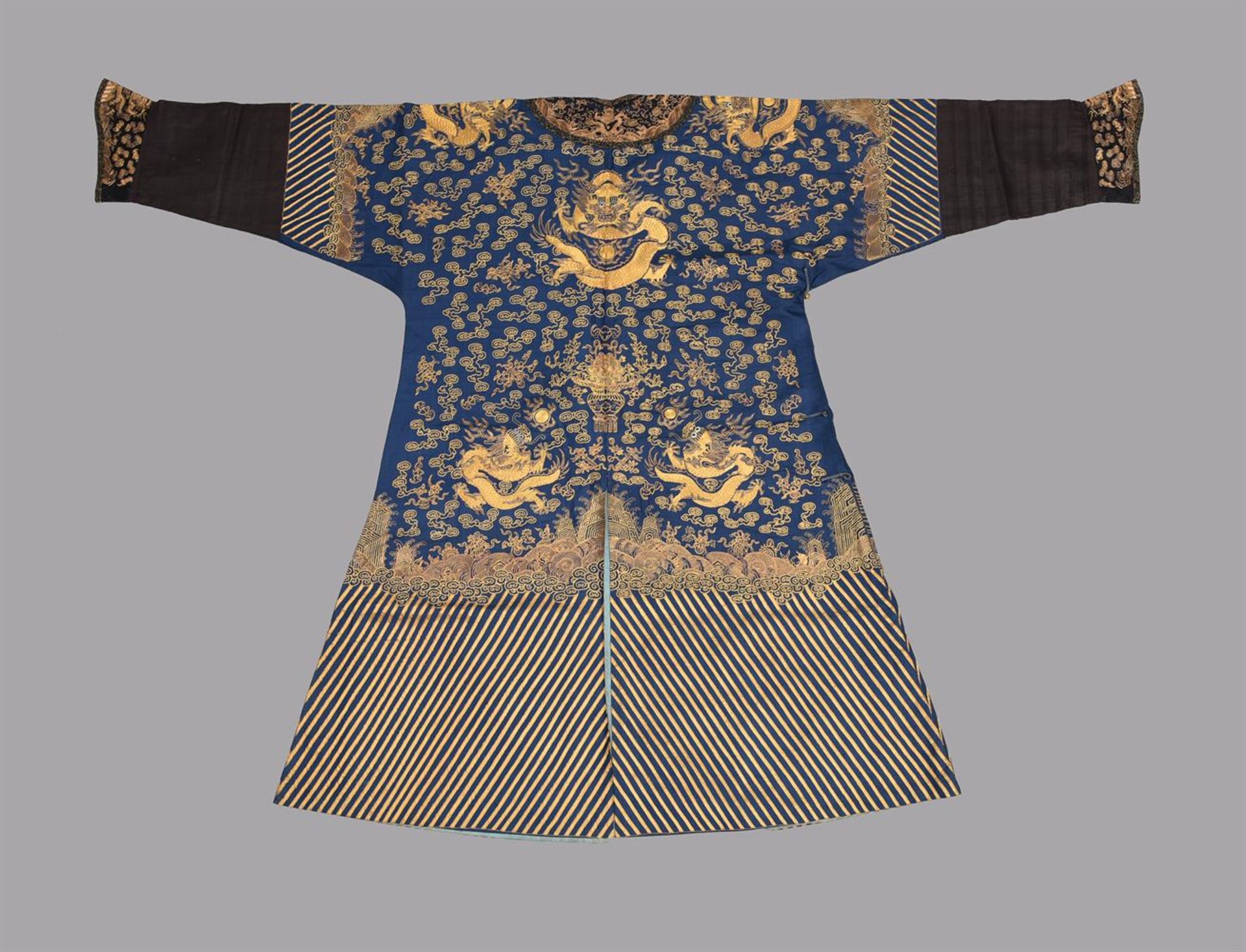 A Chinese blue satin silk 'dragon' robe - Image 6 of 7