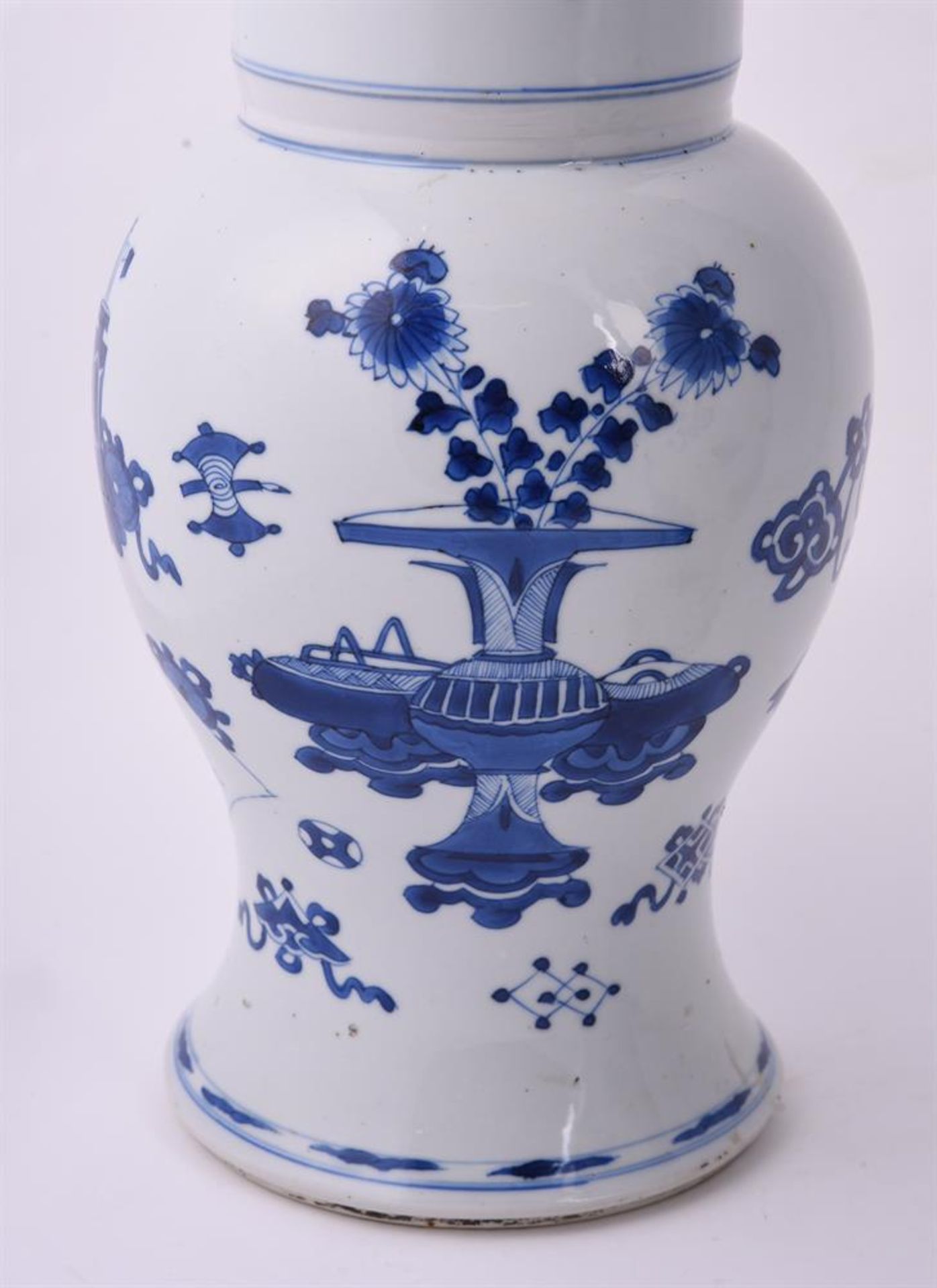 A pair of Chinese blue and white 'Phoenix-Tail' vases - Image 4 of 7