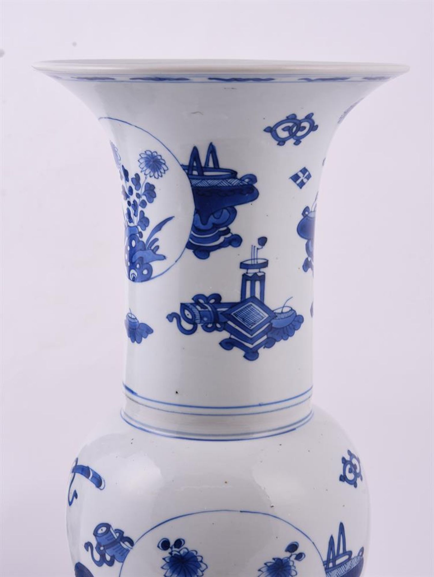 A pair of Chinese blue and white 'Phoenix-Tail' vases - Image 5 of 7