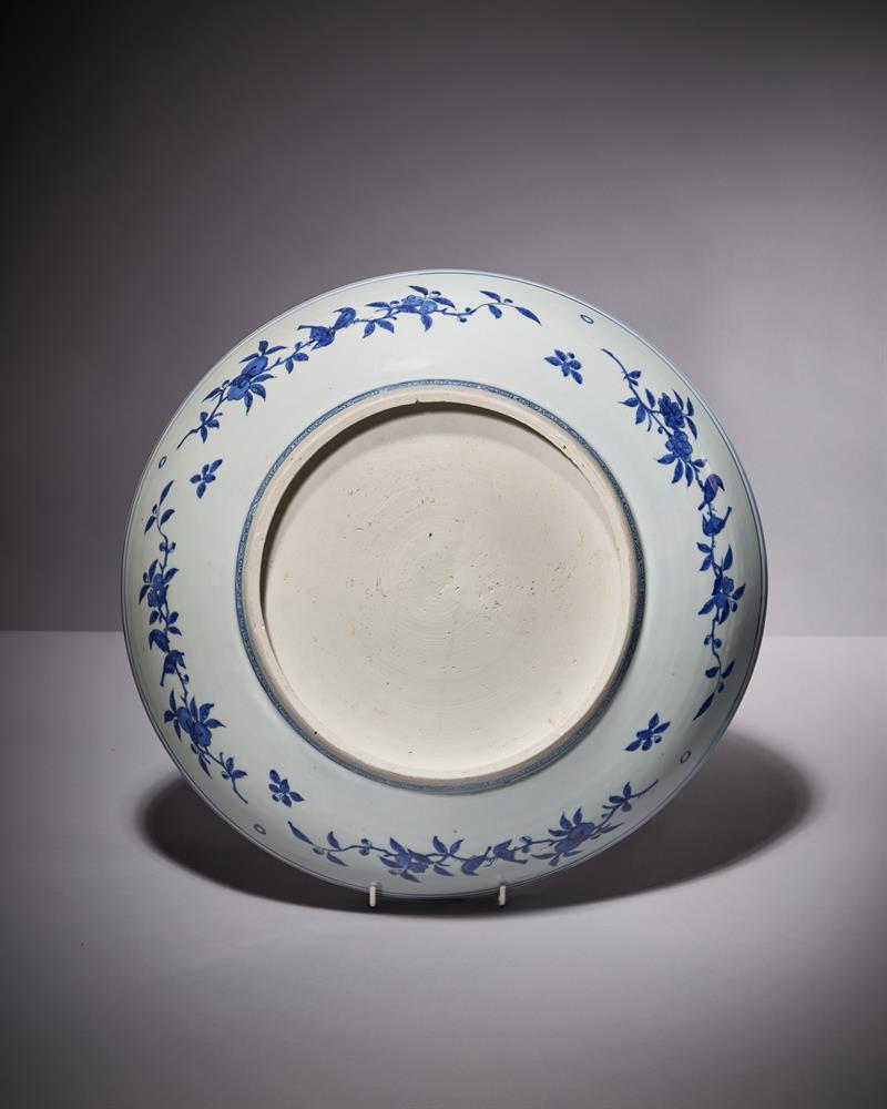 A Chinese large vivid blue and white dish - Image 2 of 5