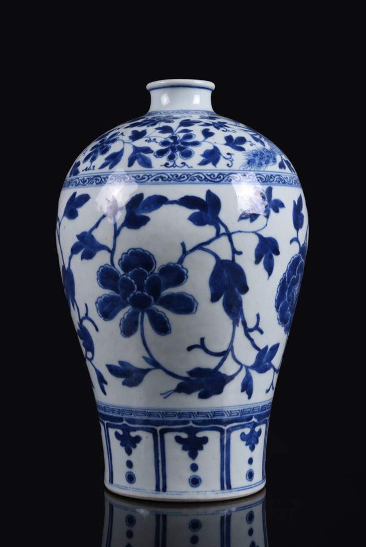 A fine Chinese blue and white vase - Image 3 of 8