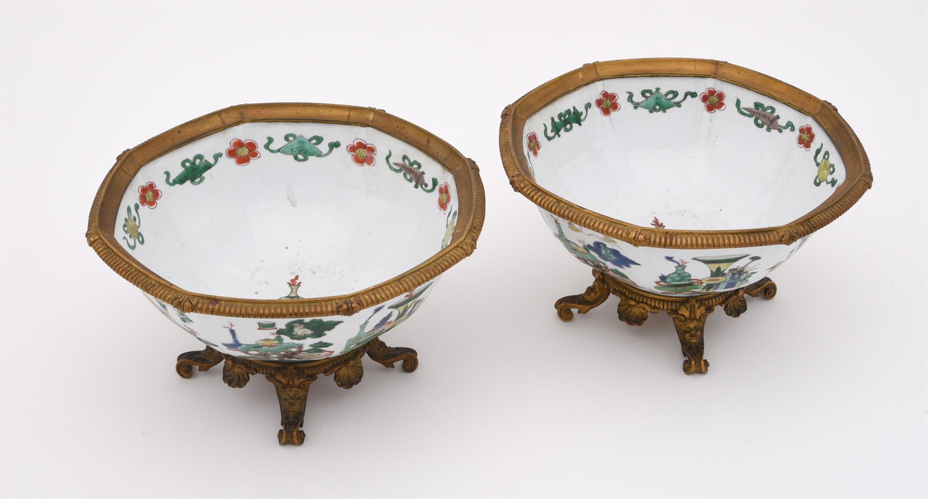 A pair of Chinese famille verte octagonal bowls - Image 2 of 5