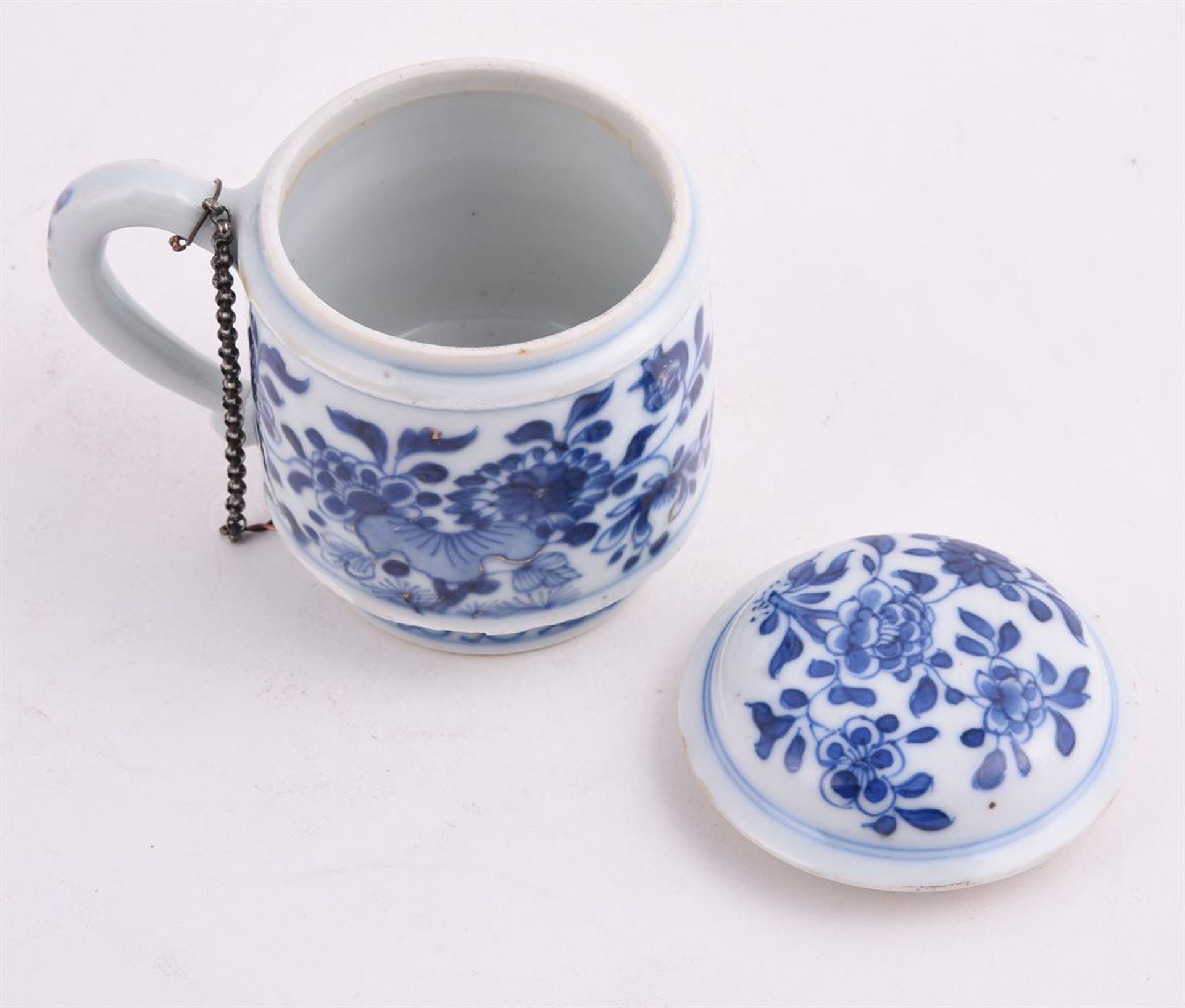 A rare Chinese porcelain blue and white mustard pot and cover - Image 4 of 5