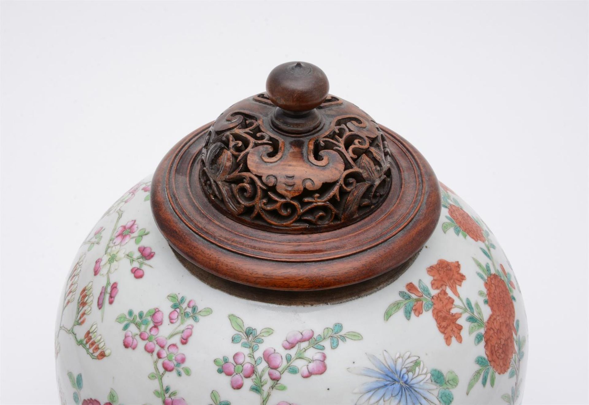 A Chinese Famille Rose vase - Image 5 of 6