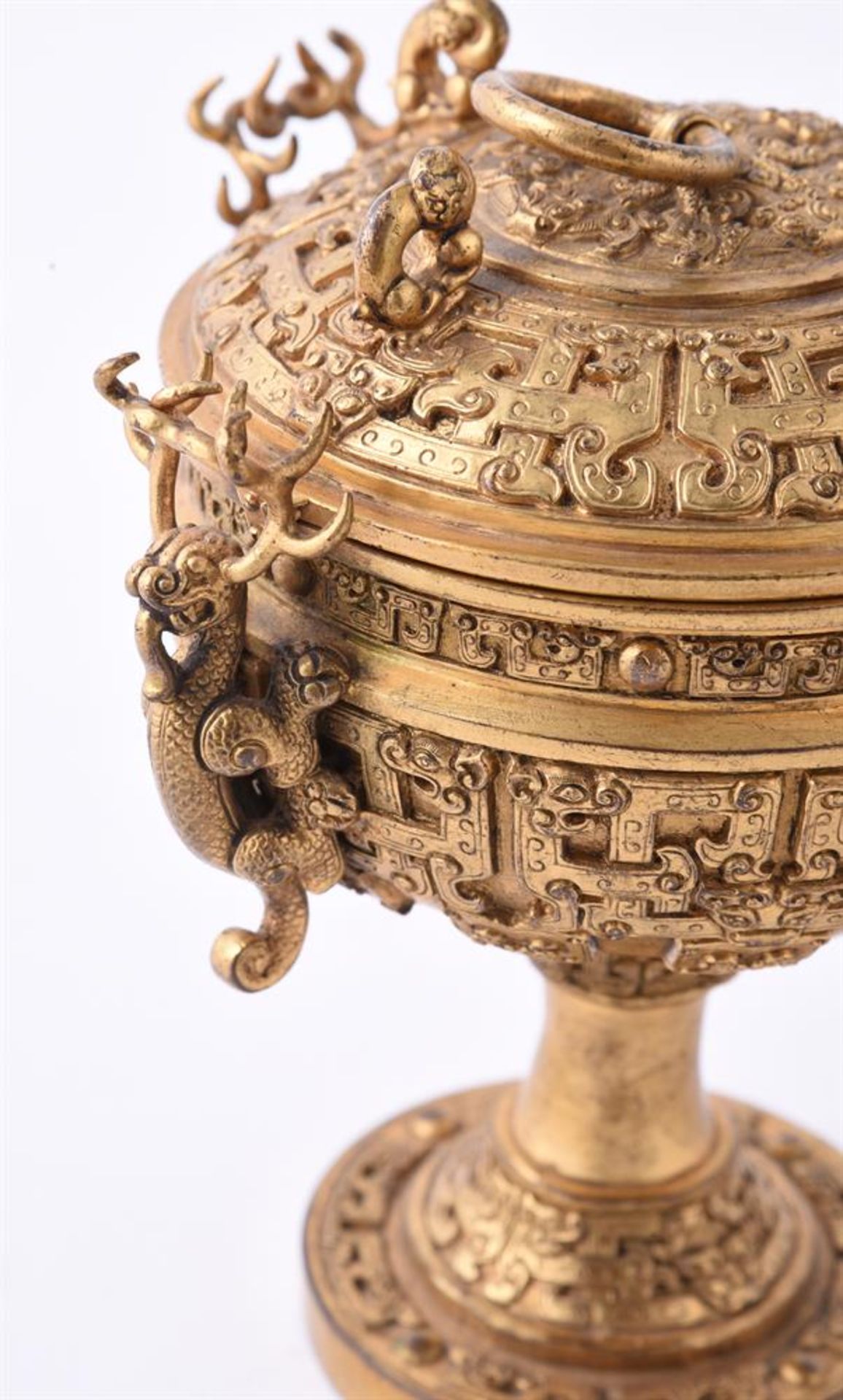 A Chinese gilt bronze dou censer and cover - Bild 4 aus 5