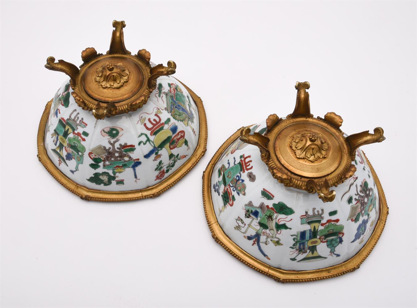 A pair of Chinese famille verte octagonal bowls - Image 4 of 5