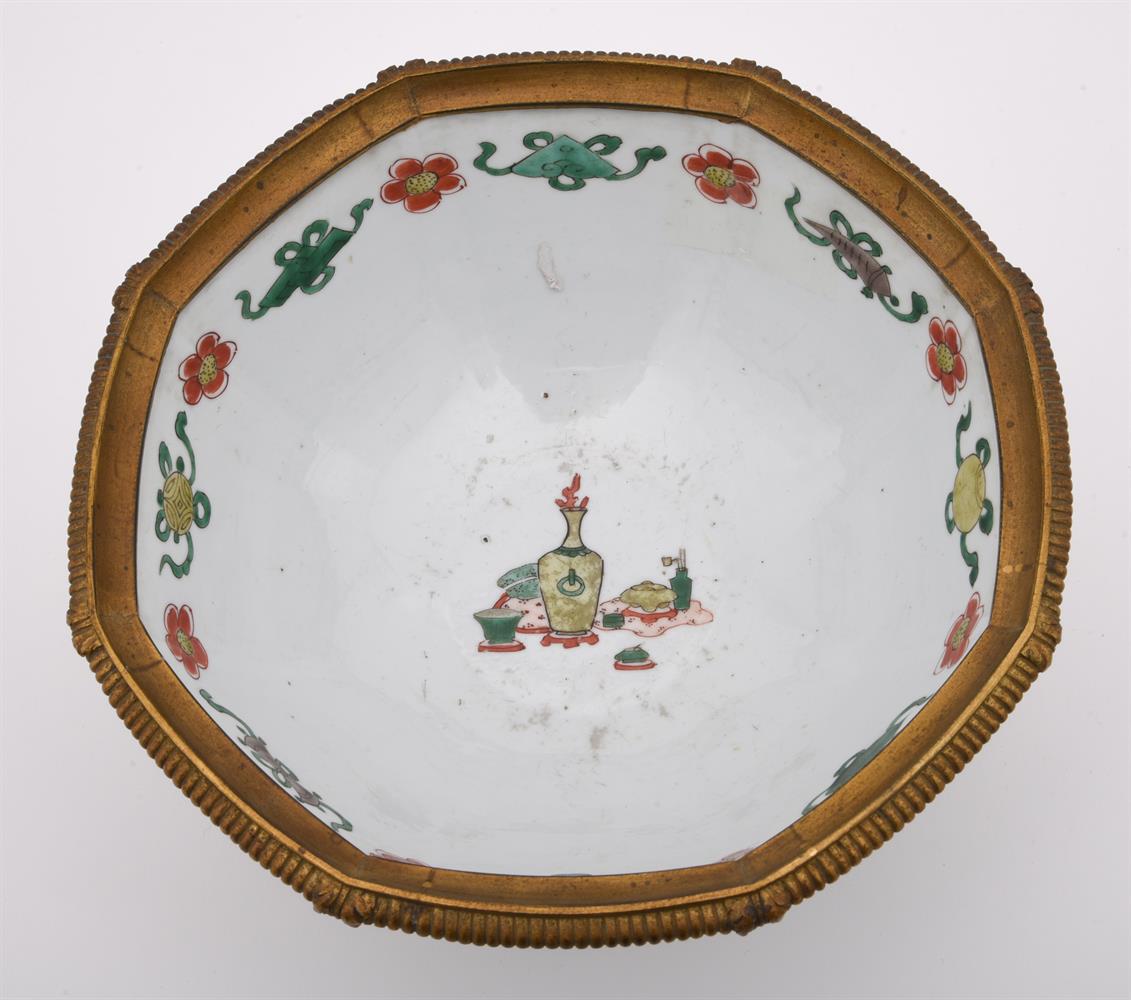 A pair of Chinese famille verte octagonal bowls - Image 3 of 5