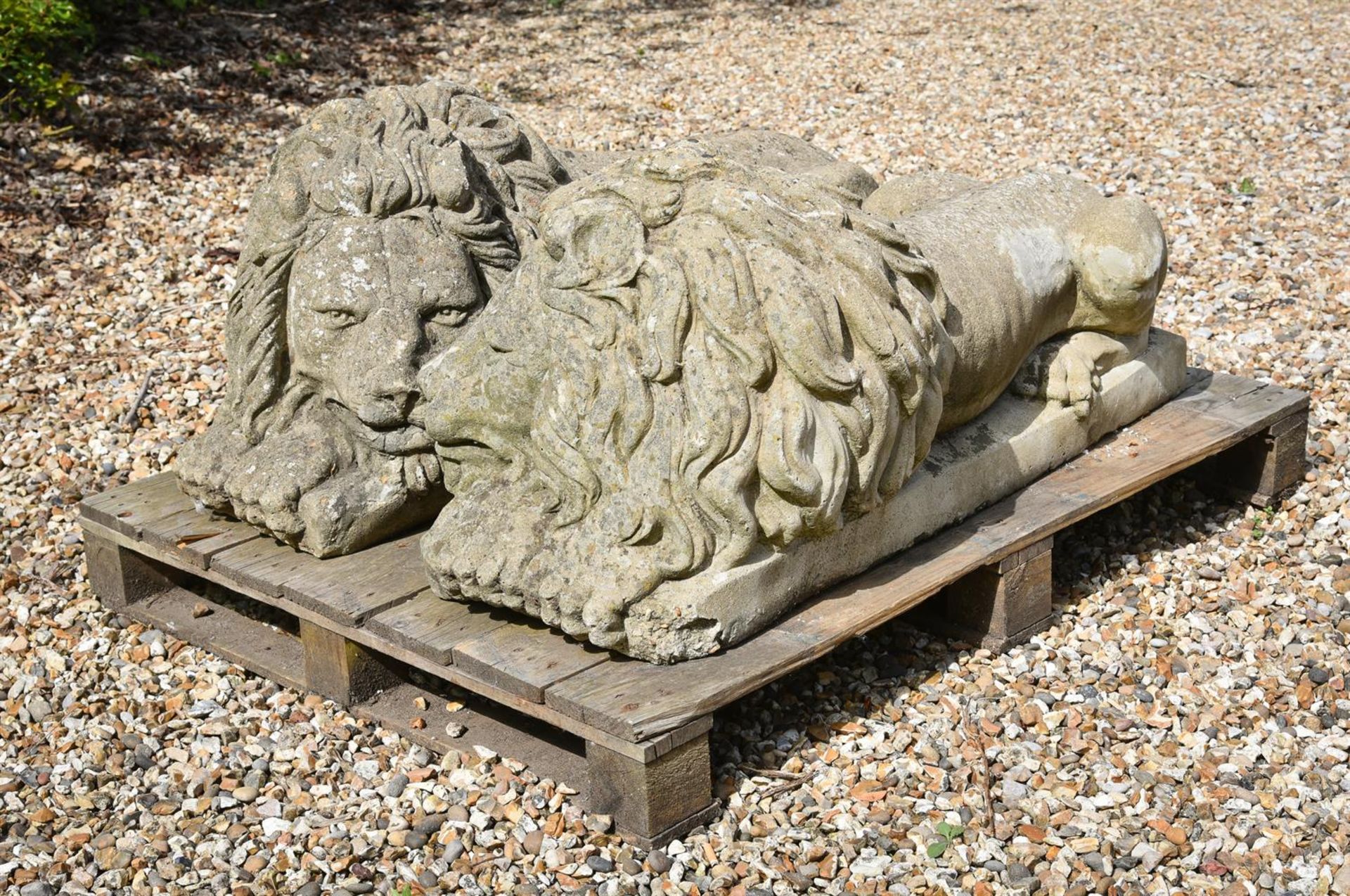 A PAIR OF STONE COMPOSITION RECUMBENT LIONS LOOSELY IN THE MANNER OF ANTONIO CANOVA - Bild 2 aus 2