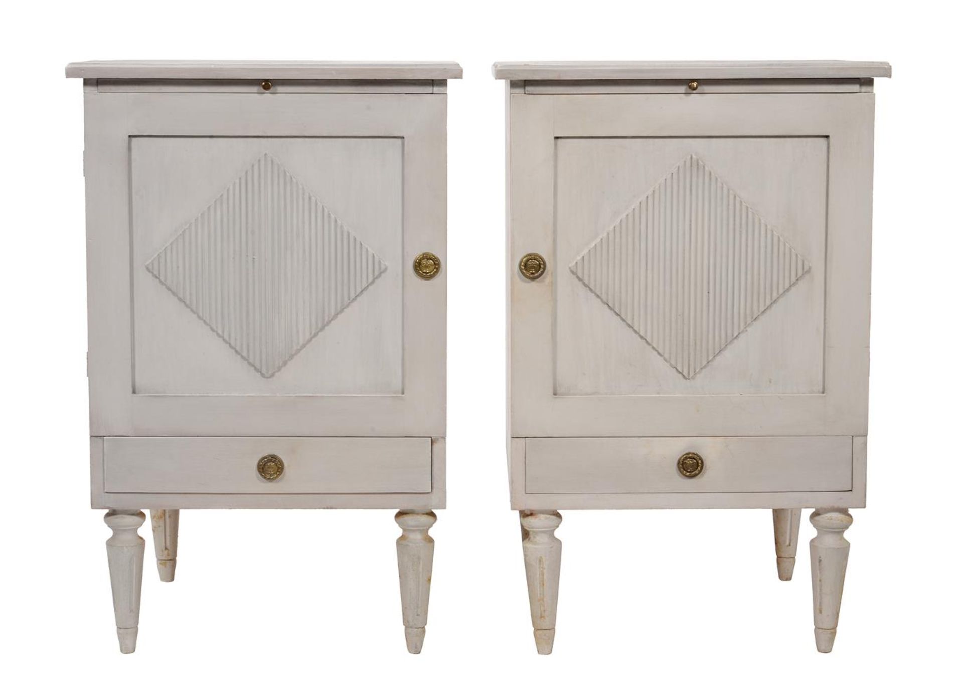 A PAIR OF WHITE PAINTED BEDSIDE TABLES IN SWEDISH STYLE - Bild 2 aus 3