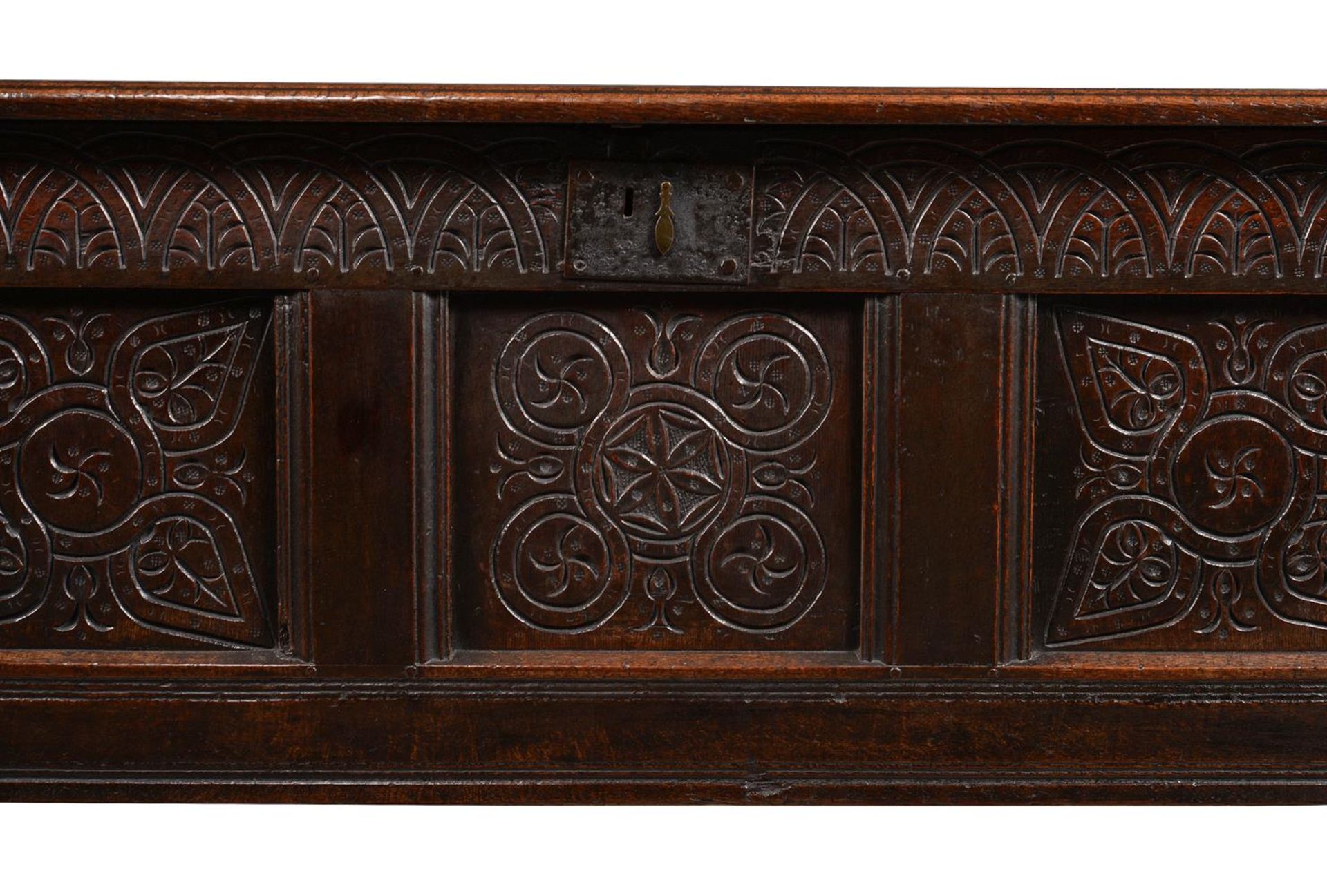 A CHARLES II PANELLED OAK CHEST - Bild 2 aus 3