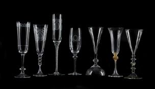 A GROUP OF SEVEN ASSORTED MODERN CLEAR GLASS WINE GLASSES
