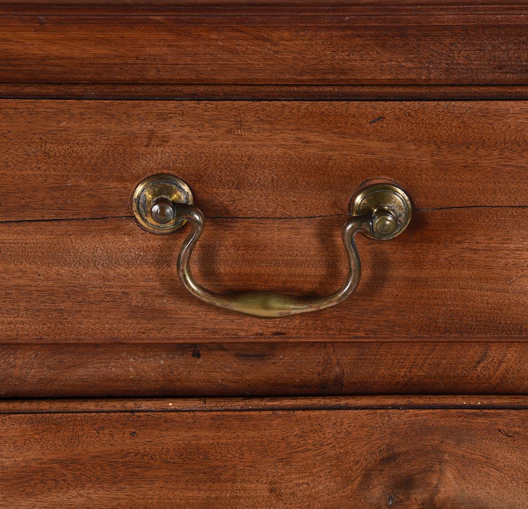 A GEORGE III MAHOGANY MULE CHEST - Image 3 of 4