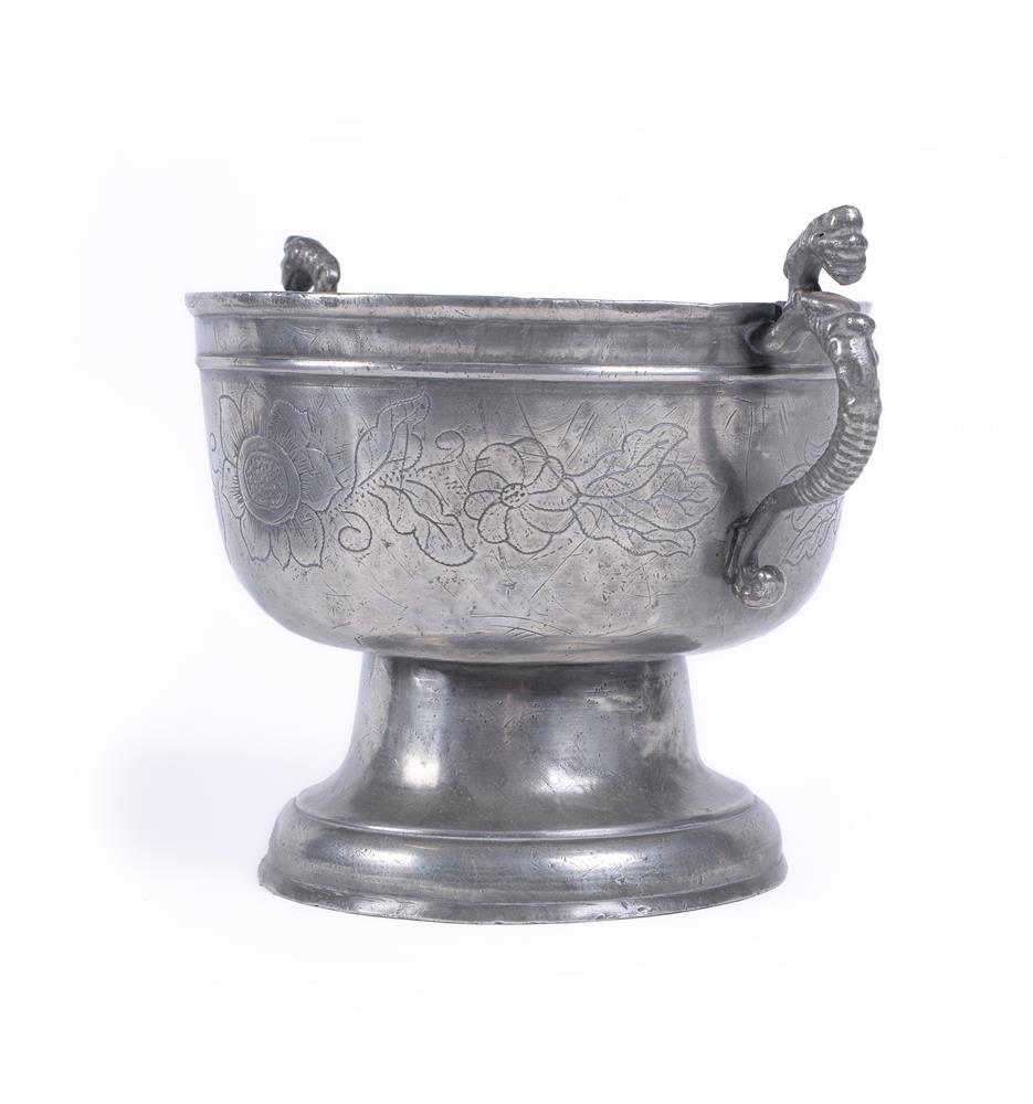 A CHARLES II PEWTER LOVING CUP - Bild 2 aus 2