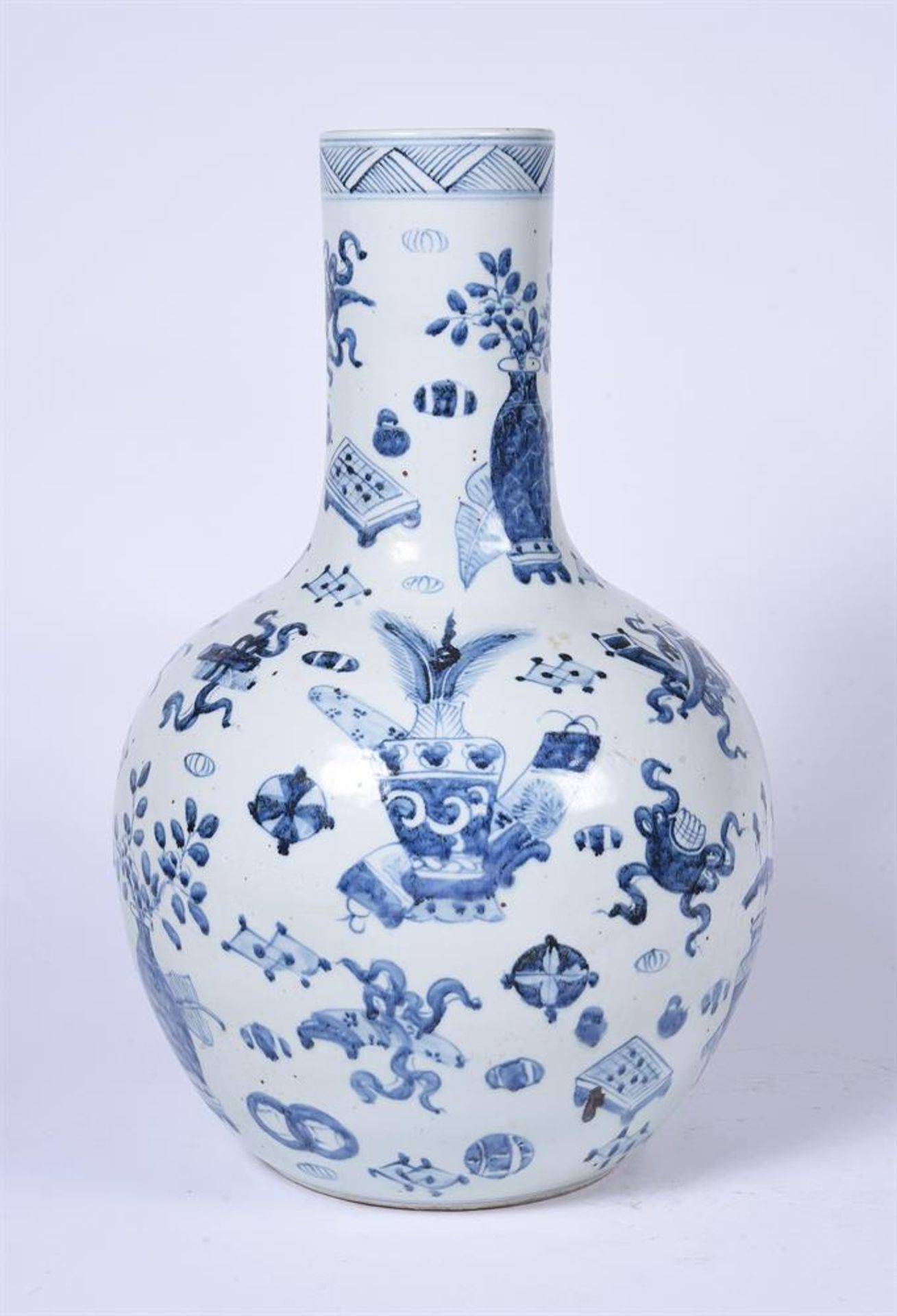 A LARGE CHINESE BLUE AND WHITE VASE - Bild 2 aus 5