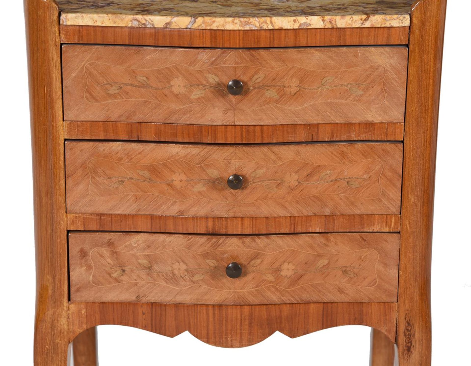 Y A PAIR OF FRENCH KINGWOOD AND MARQUETRY INLAID BEDSIDE TABLES - Bild 5 aus 5