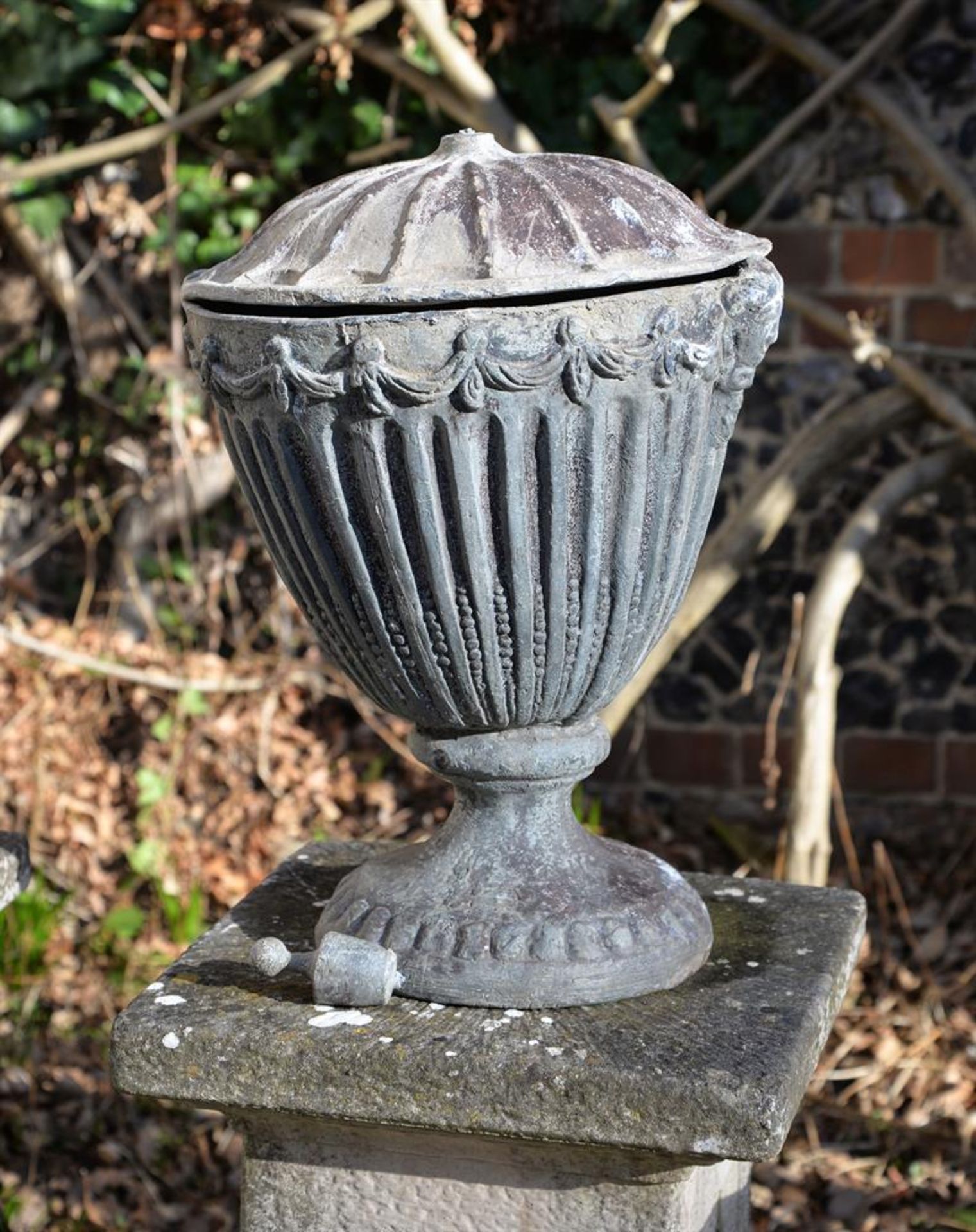 A PAIR OF LEAD URNS AND COVERS, IN THE GEORGE III ADAM STYLE - Bild 3 aus 3