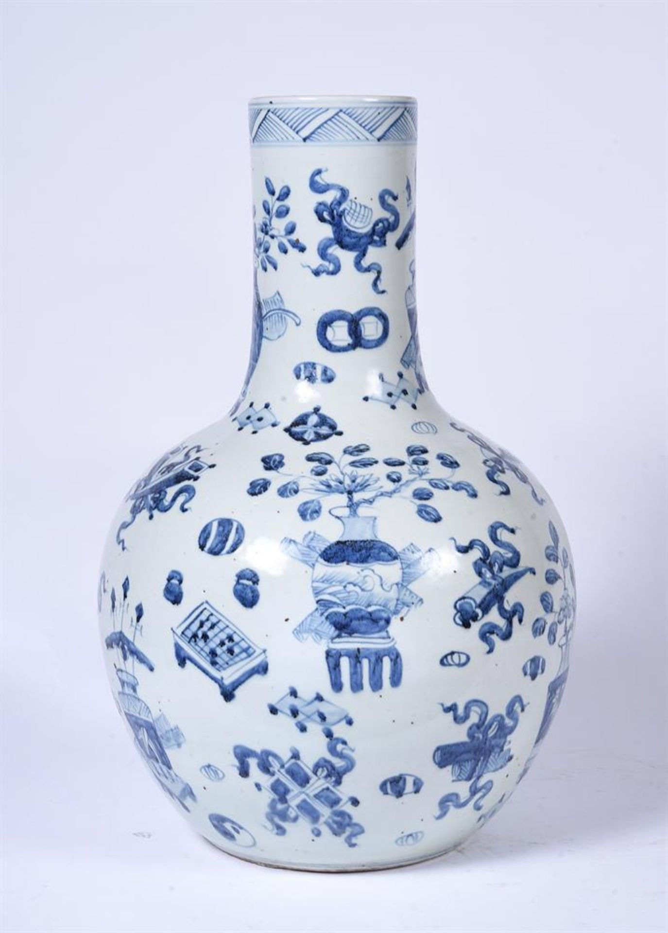 A LARGE CHINESE BLUE AND WHITE VASE - Bild 3 aus 5