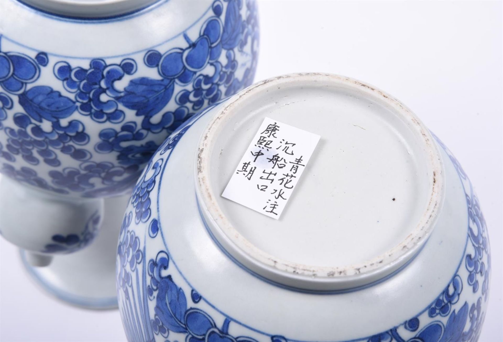 A PAIR OF CHINESE BLUE AND WHITE KENDI IN KANGXI STYLE - Bild 2 aus 2