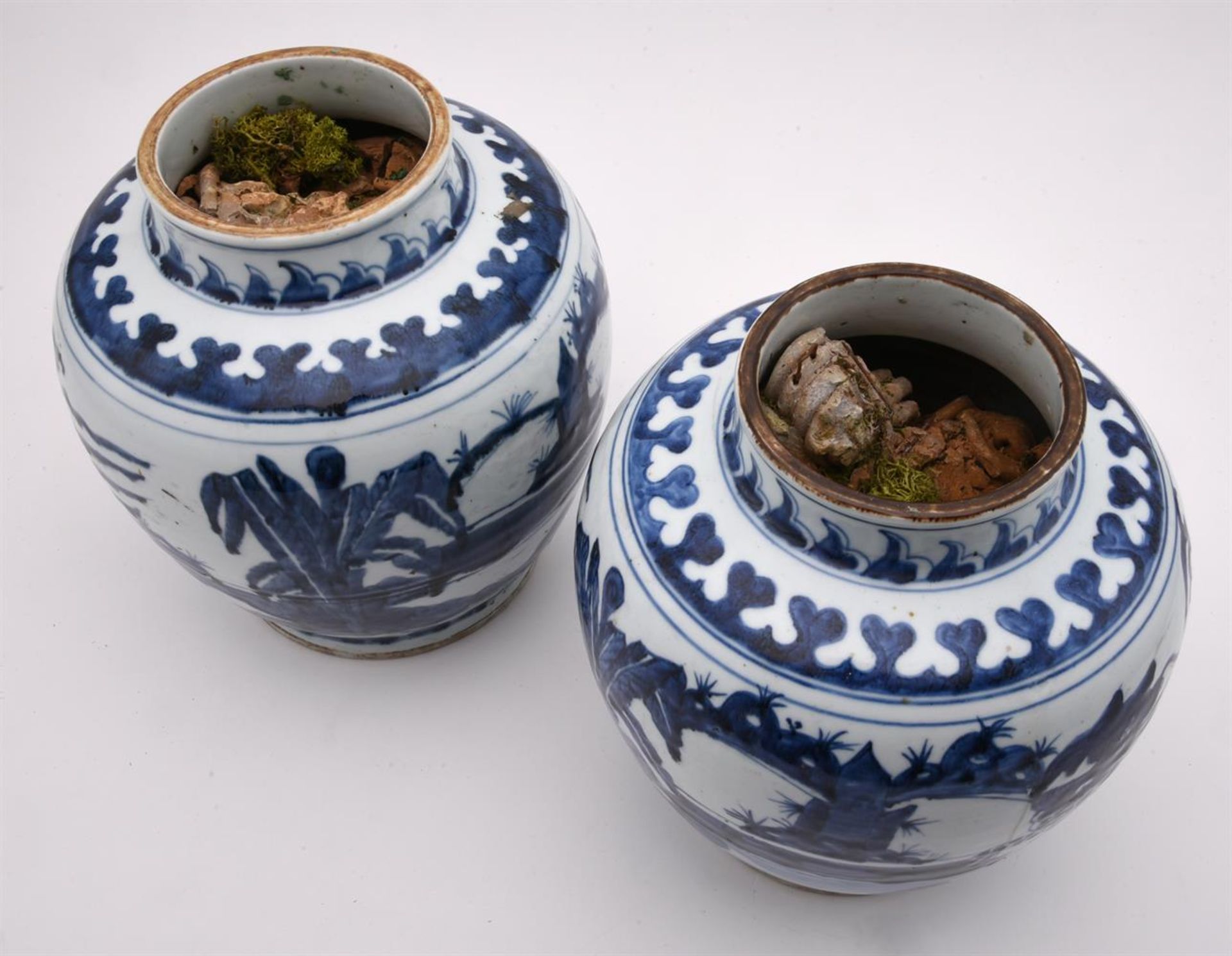 A PAIR OF CHINESE BLUE AND WHITE KYLIN JARS IN 17TH CENTURY STYLE - Bild 3 aus 4