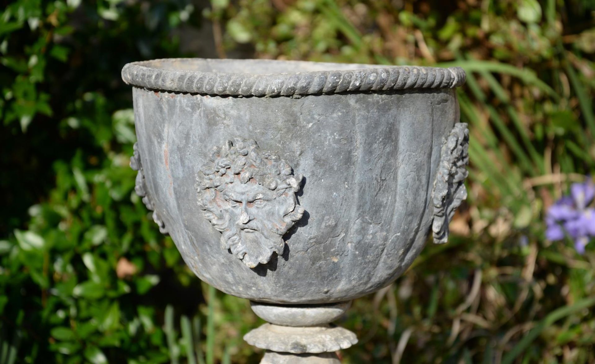 A FRENCH LEAD GARDEN URN ON PEDESTA - Bild 2 aus 3